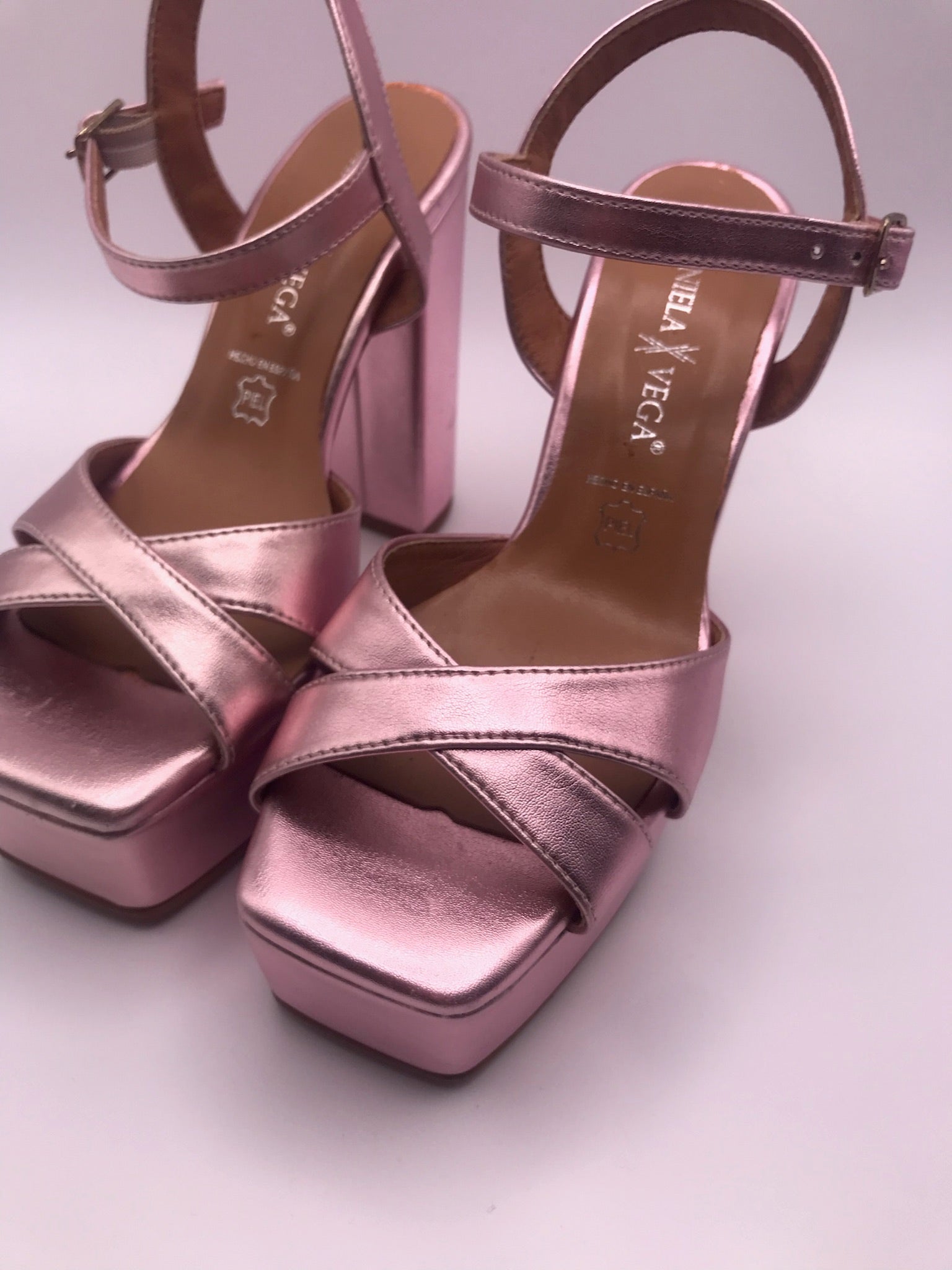 Sandálias de Salto Alto Daniela Vega Rosa Metalizado com Plataforma e Tira no Tornozelo; Sapatos de Festa e Cerimónia Elegantes em Pele de Alta Qualidade