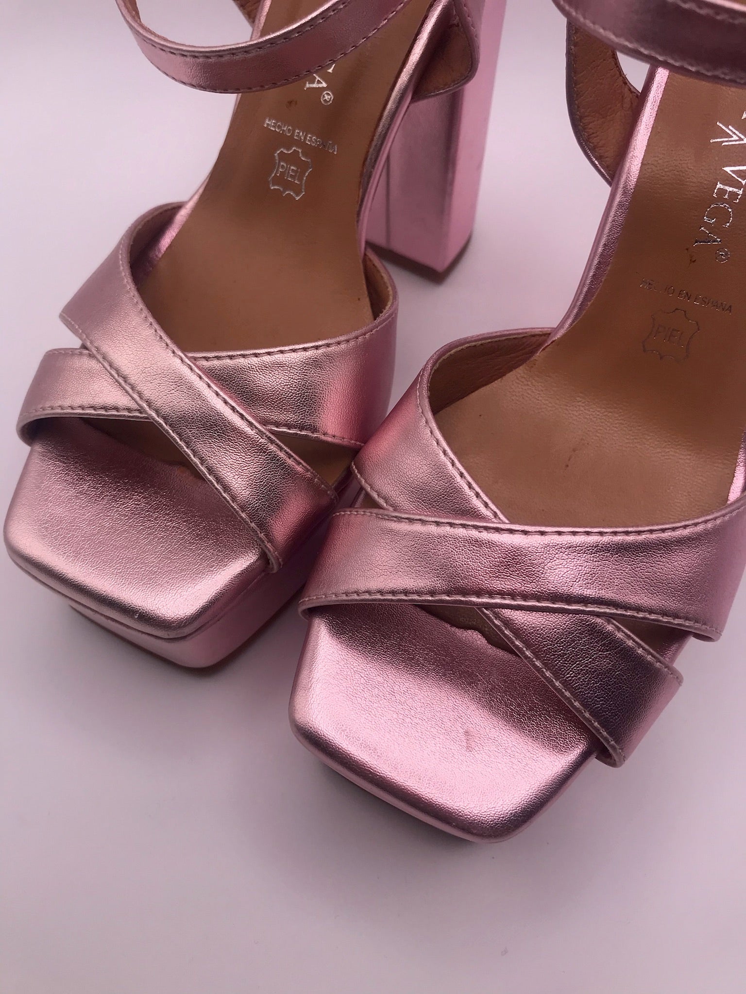 Sandálias de Salto Alto Daniela Vega Rosa Metalizado com Plataforma e Tira no Tornozelo; Sapatos de Festa e Cerimónia Elegantes em Pele de Alta Qualidade