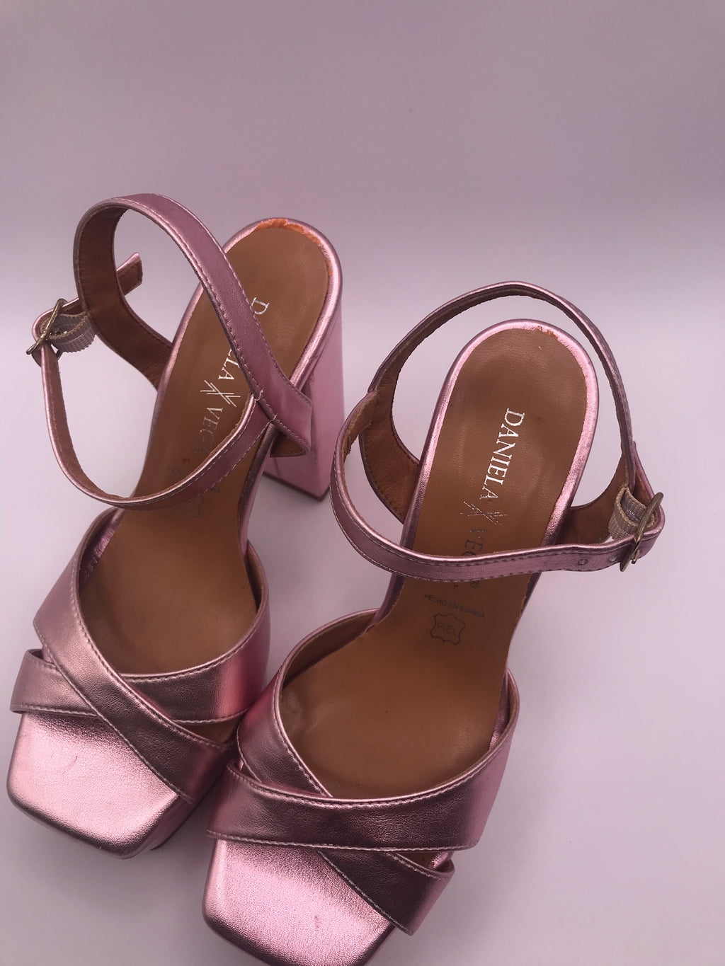 Sandálias de Salto Alto Daniela Vega Rosa Metalizado com Plataforma e Tira no Tornozelo; Sapatos de Festa e Cerimónia Elegantes em Pele de Alta Qualidade
