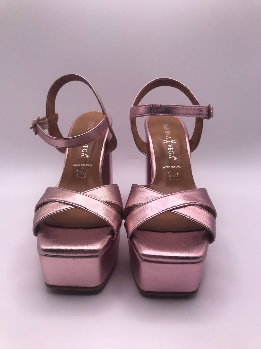 Sandálias de Salto Alto Daniela Vega Rosa Metalizado com Plataforma e Tira no Tornozelo; Sapatos de Festa e Cerimónia Elegantes em Pele de Alta Qualidade