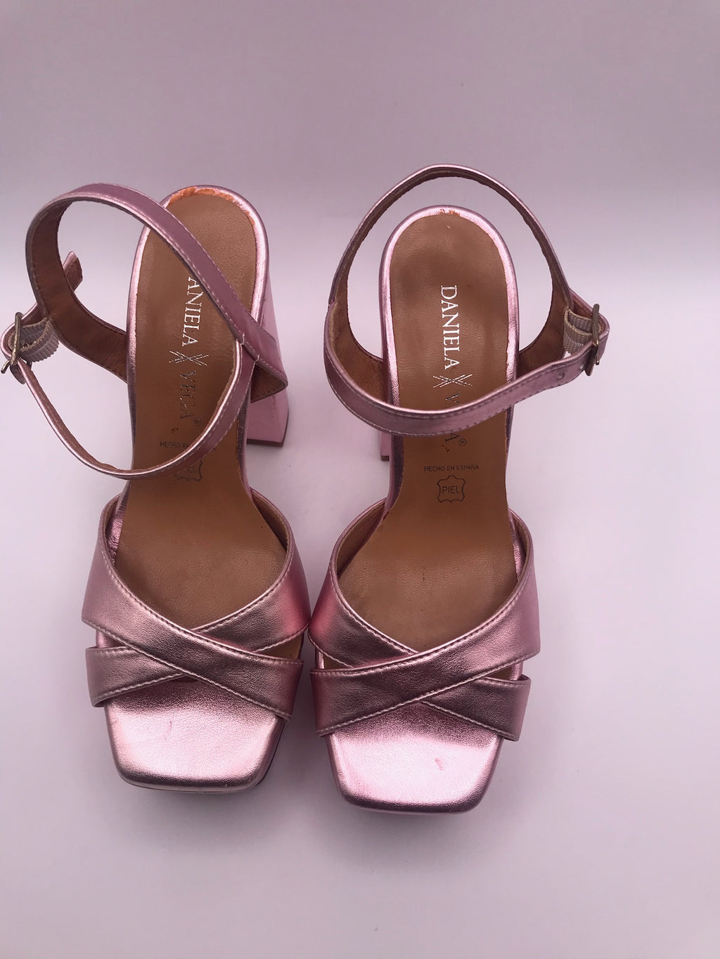 Sandálias de Salto Alto Daniela Vega Rosa Metalizado com Plataforma e Tira no Tornozelo; Sapatos de Festa e Cerimónia Elegantes em Pele de Alta Qualidade