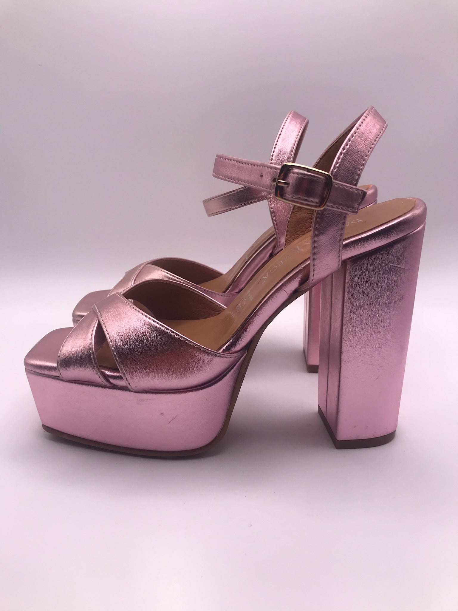 Sandálias de Salto Alto Daniela Vega Rosa Metalizado com Plataforma e Tira no Tornozelo; Sapatos de Festa e Cerimónia Elegantes em Pele de Alta Qualidade
