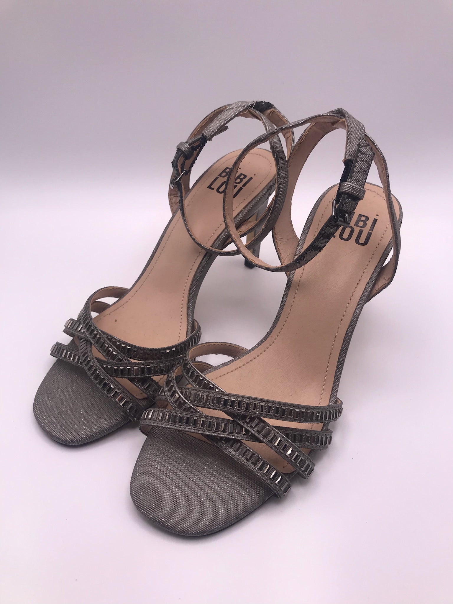 Sandálias de Salto Alto Agulha Bibi Lou com Tiras Cruzadas de Brilhantes Prateadas; Sapatos de Festa Senhora com Aperto no Tornozelo