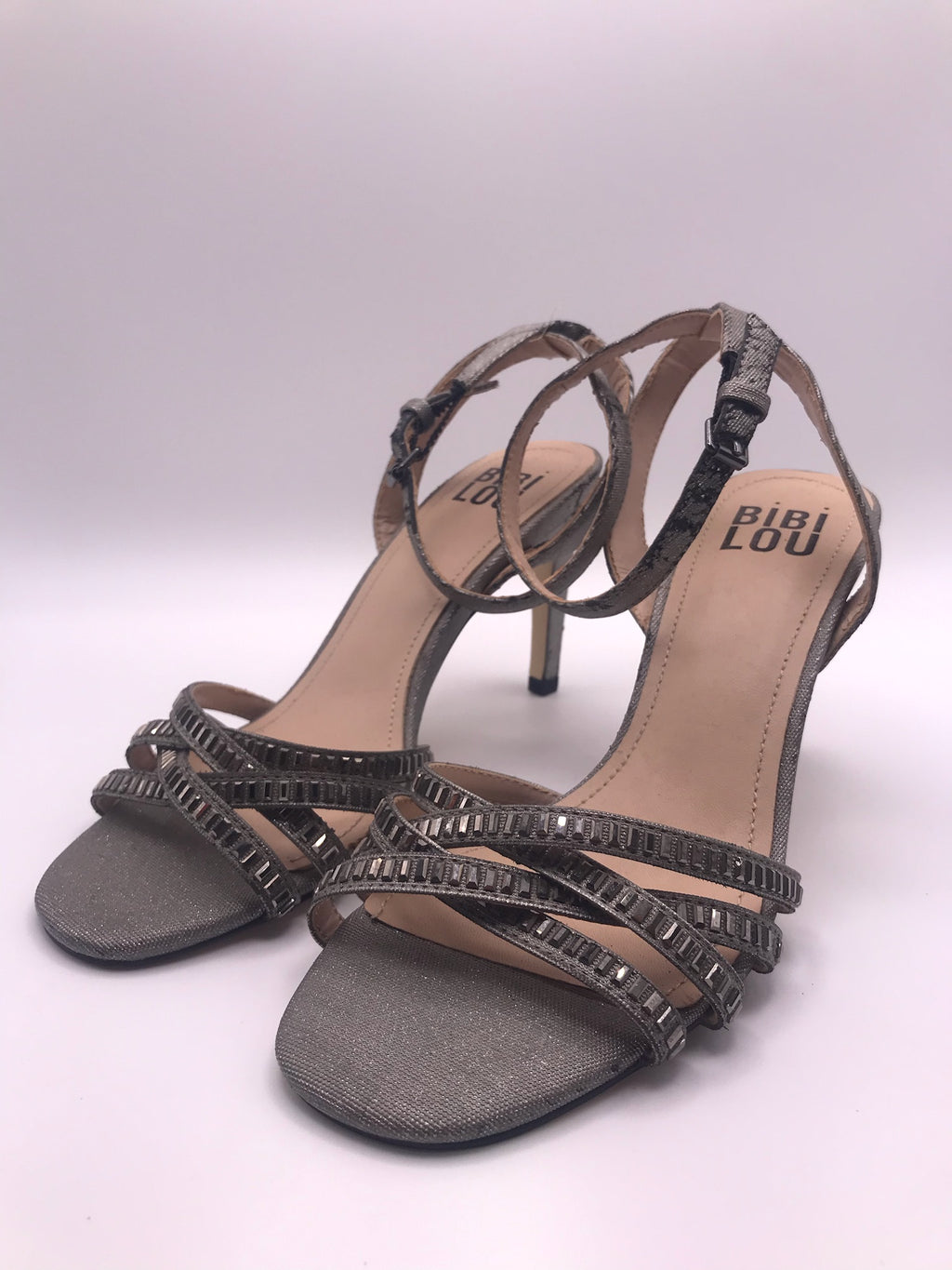 Sandálias de Salto Alto Agulha Bibi Lou com Tiras Cruzadas de Brilhantes Prateadas; Sapatos de Festa Senhora com Aperto no Tornozelo