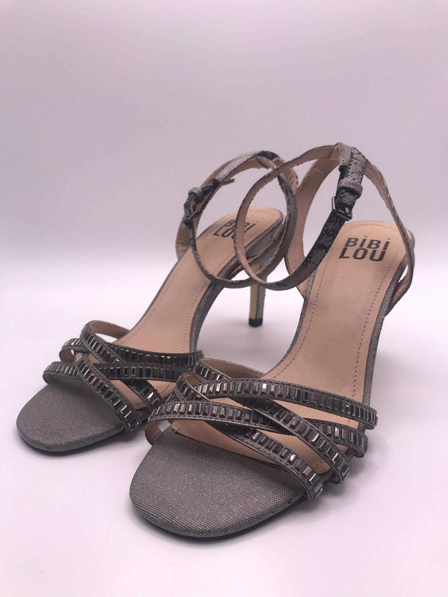 Sandálias de Salto Alto Agulha Bibi Lou com Tiras Cruzadas de Brilhantes Prateadas; Sapatos de Festa Senhora com Aperto no Tornozelo