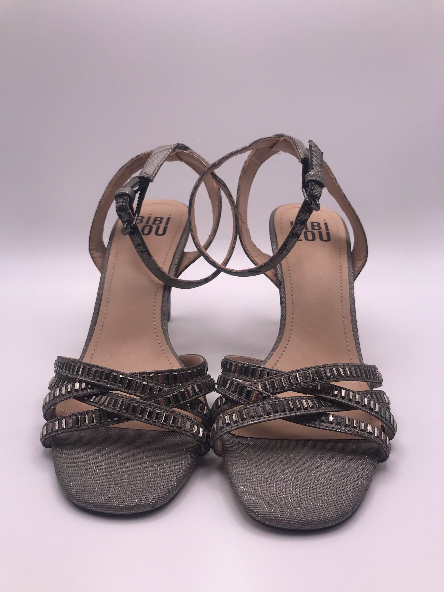 Sandálias de Salto Alto Agulha Bibi Lou com Tiras Cruzadas de Brilhantes Prateadas; Sapatos de Festa Senhora com Aperto no Tornozelo
