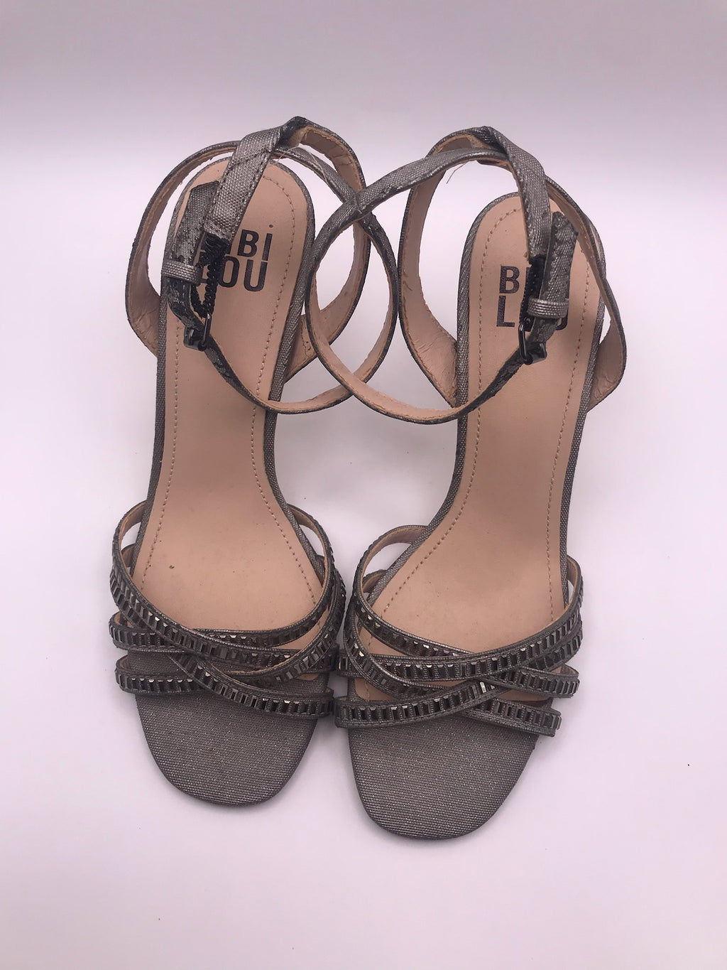 Sandálias de Salto Alto Agulha Bibi Lou com Tiras Cruzadas de Brilhantes Prateadas; Sapatos de Festa Senhora com Aperto no Tornozelo