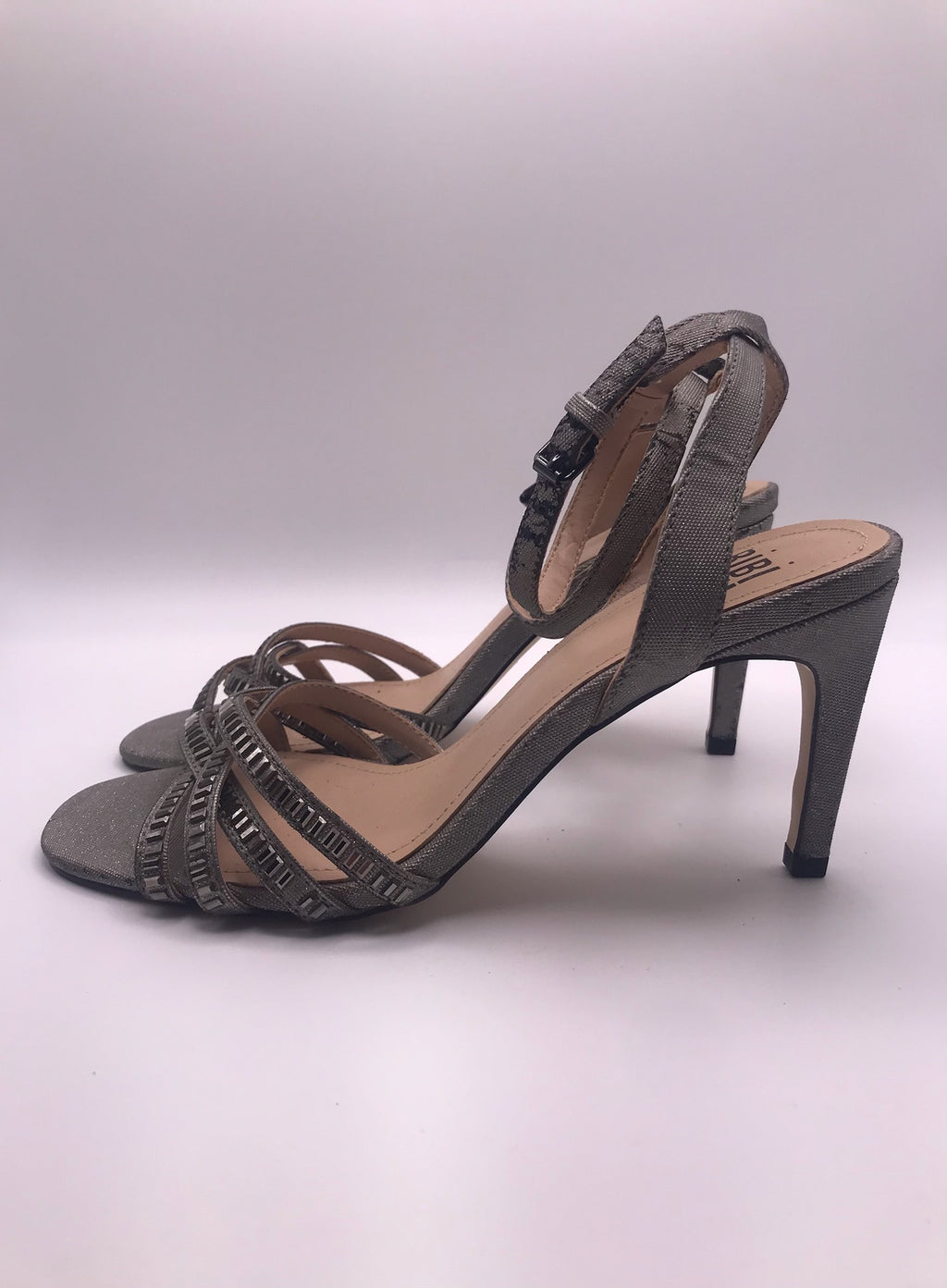 Sandálias de Salto Alto Agulha Bibi Lou com Tiras Cruzadas de Brilhantes Prateadas; Sapatos de Festa Senhora com Aperto no Tornozelo