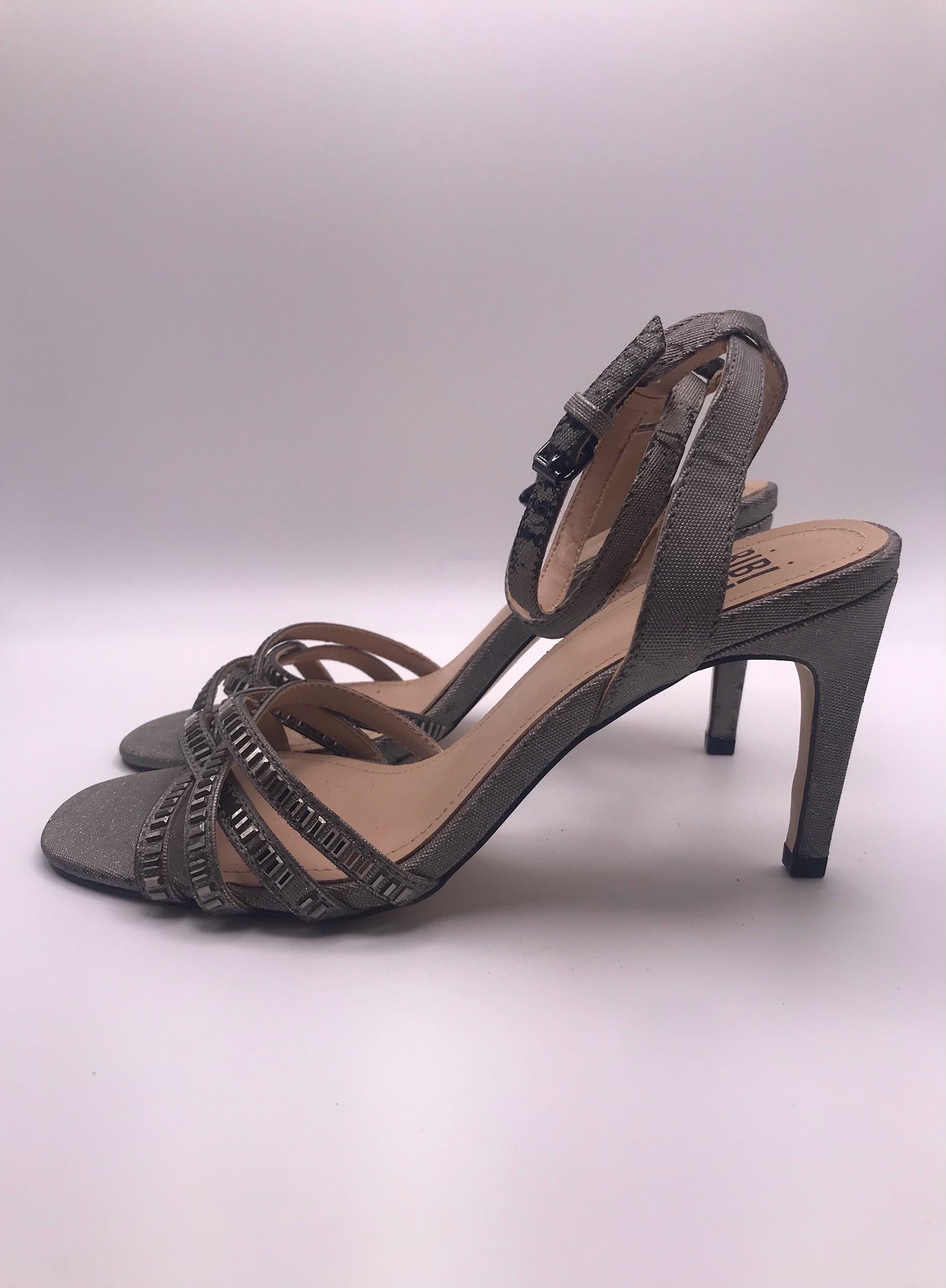Sandálias de Salto Alto Agulha Bibi Lou com Tiras Cruzadas de Brilhantes Prateadas; Sapatos de Festa Senhora com Aperto no Tornozelo