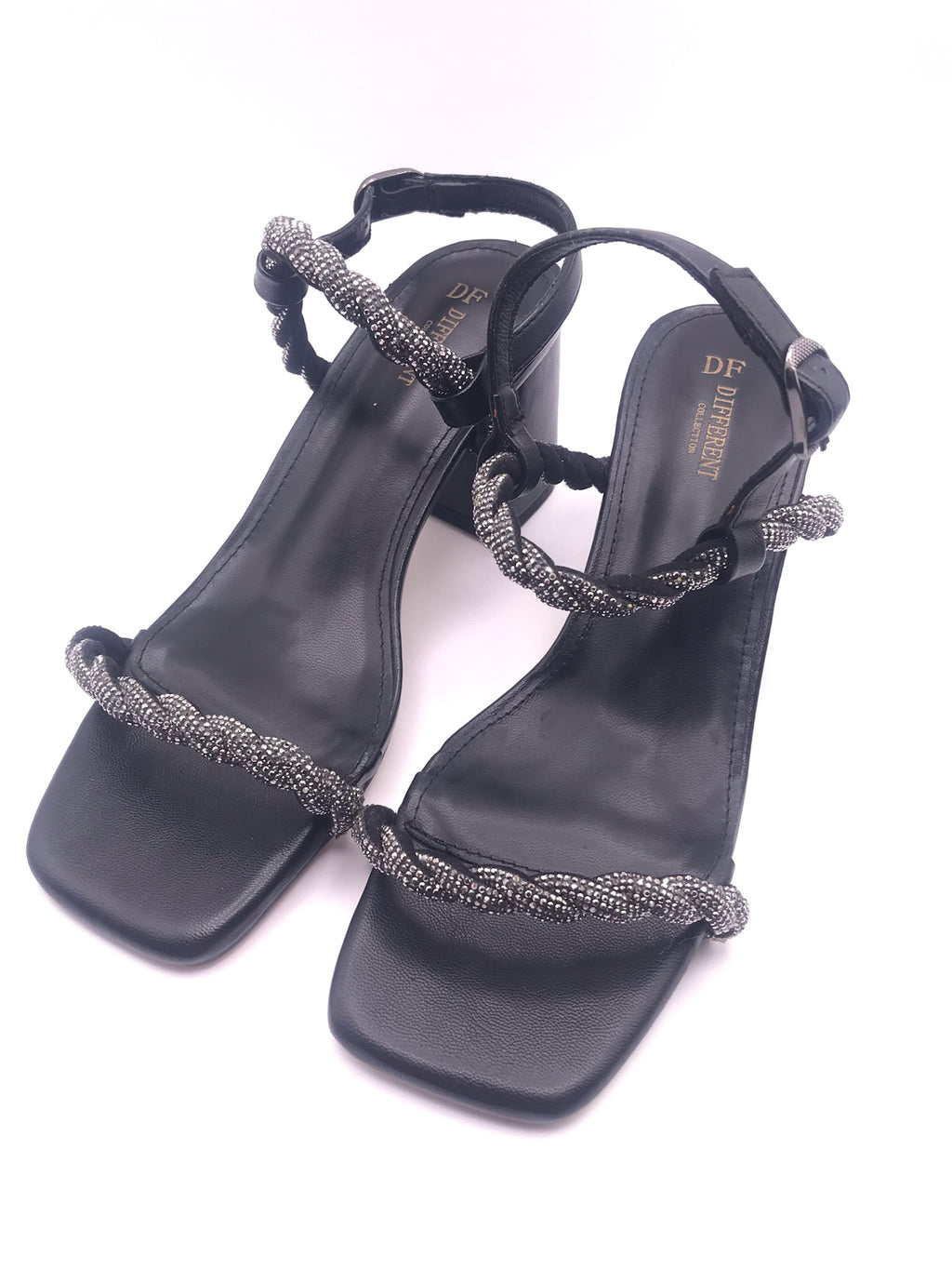 Sandálias de Salto de Bloco Médio Preto DF Different com Tiras Entrançadas de Brilhantes; Sapatos de Senhora Elegantes com Aperto no Tornozelo