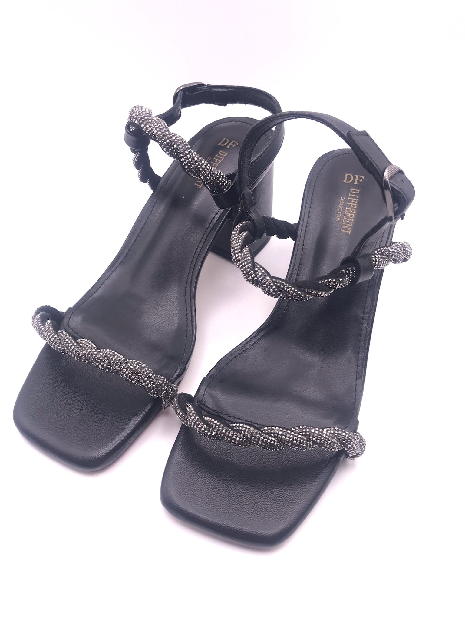 Sandálias de Salto de Bloco Médio Preto DF Different com Tiras Entrançadas de Brilhantes; Sapatos de Senhora Elegantes com Aperto no Tornozelo