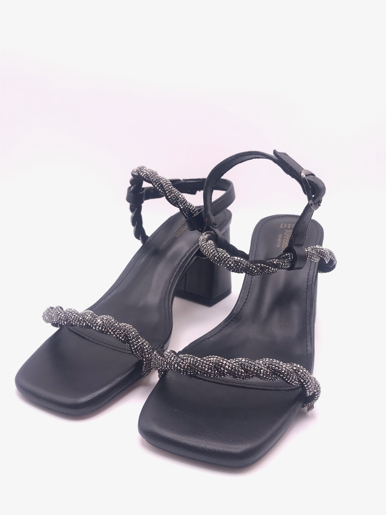 Sandálias de Salto de Bloco Médio Preto DF Different com Tiras Entrançadas de Brilhantes; Sapatos de Senhora Elegantes com Aperto no Tornozelo