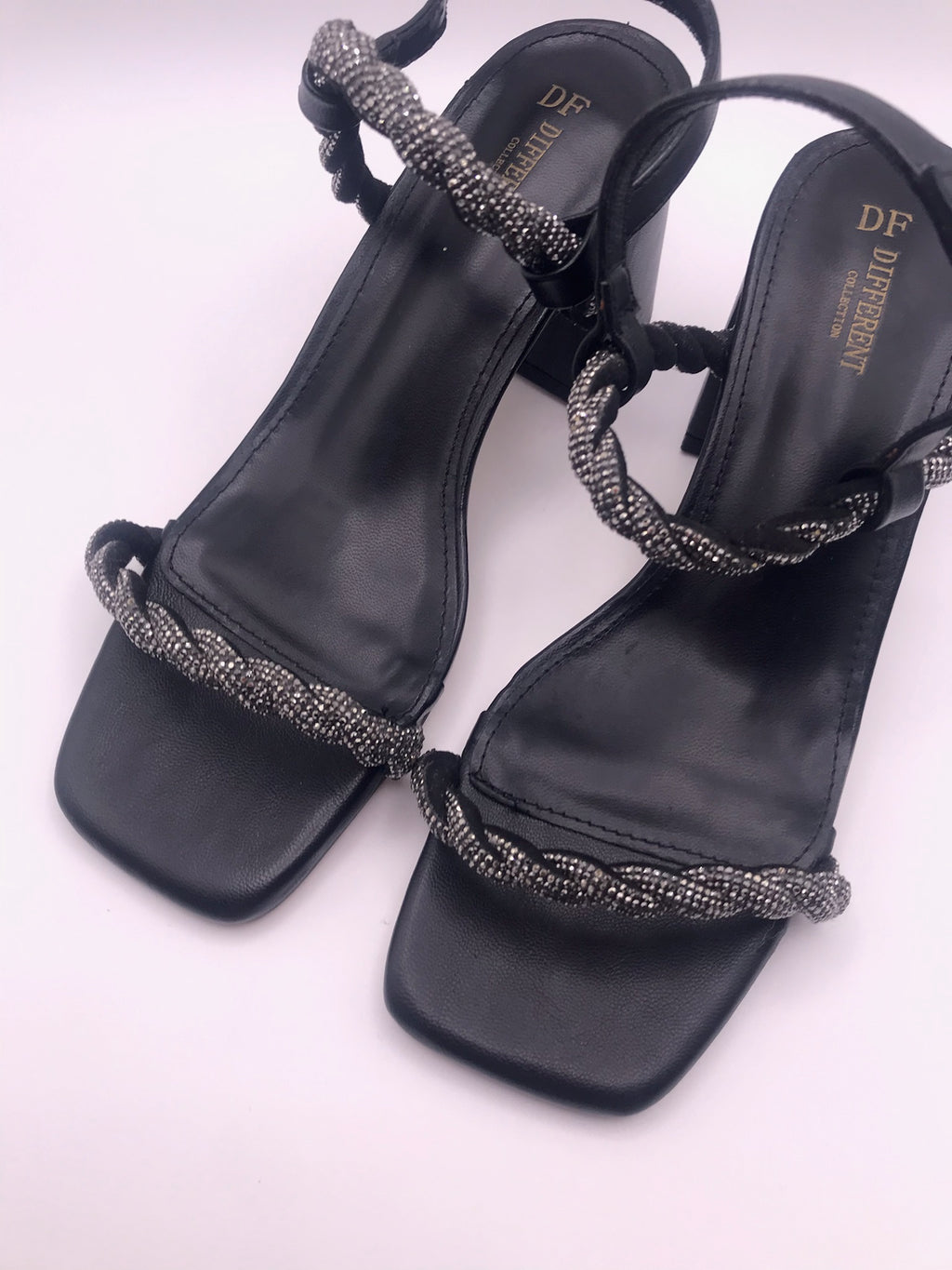 Sandálias de Salto de Bloco Médio Preto DF Different com Tiras Entrançadas de Brilhantes; Sapatos de Senhora Elegantes com Aperto no Tornozelo