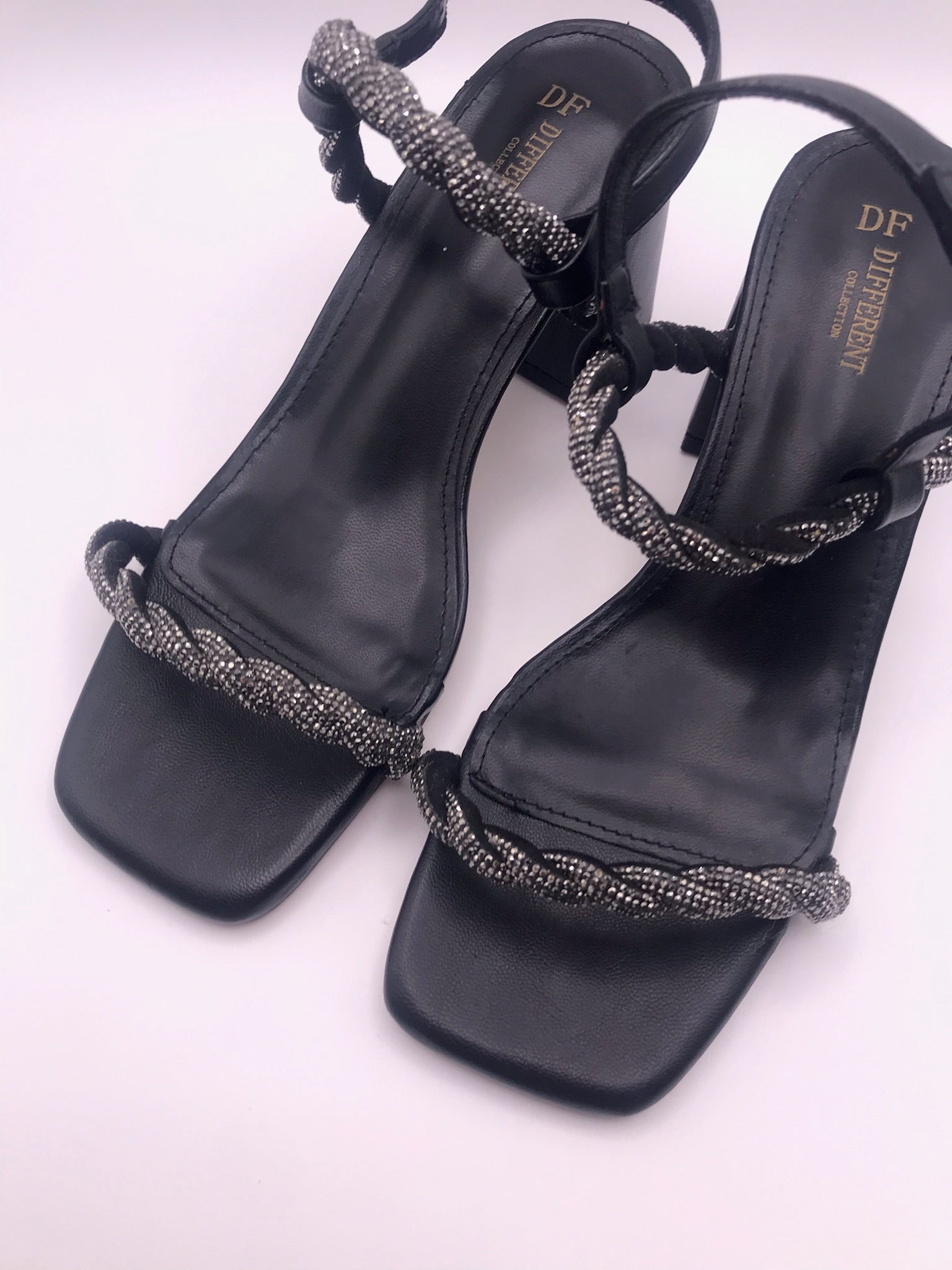 Sandálias de Salto de Bloco Médio Preto DF Different com Tiras Entrançadas de Brilhantes; Sapatos de Senhora Elegantes com Aperto no Tornozelo