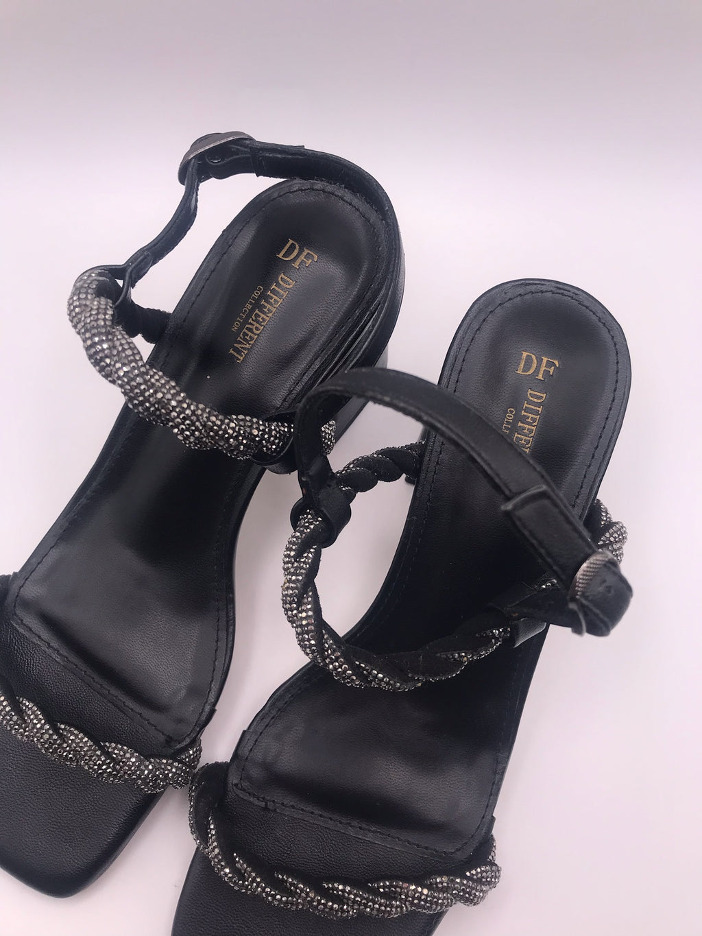 Sandálias de Salto de Bloco Médio Preto DF Different com Tiras Entrançadas de Brilhantes; Sapatos de Senhora Elegantes com Aperto no Tornozelo