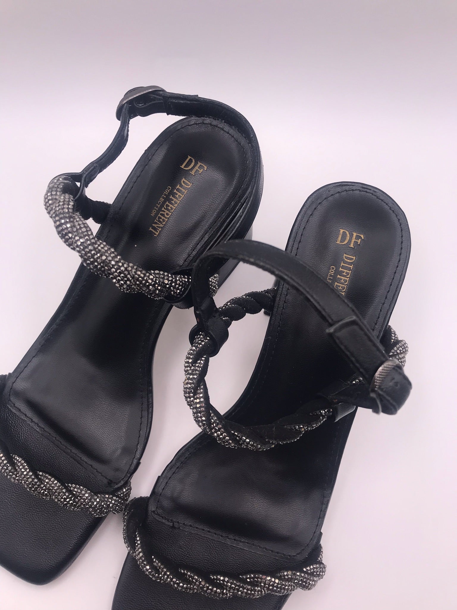 Sandálias de Salto de Bloco Médio Preto DF Different com Tiras Entrançadas de Brilhantes; Sapatos de Senhora Elegantes com Aperto no Tornozelo
