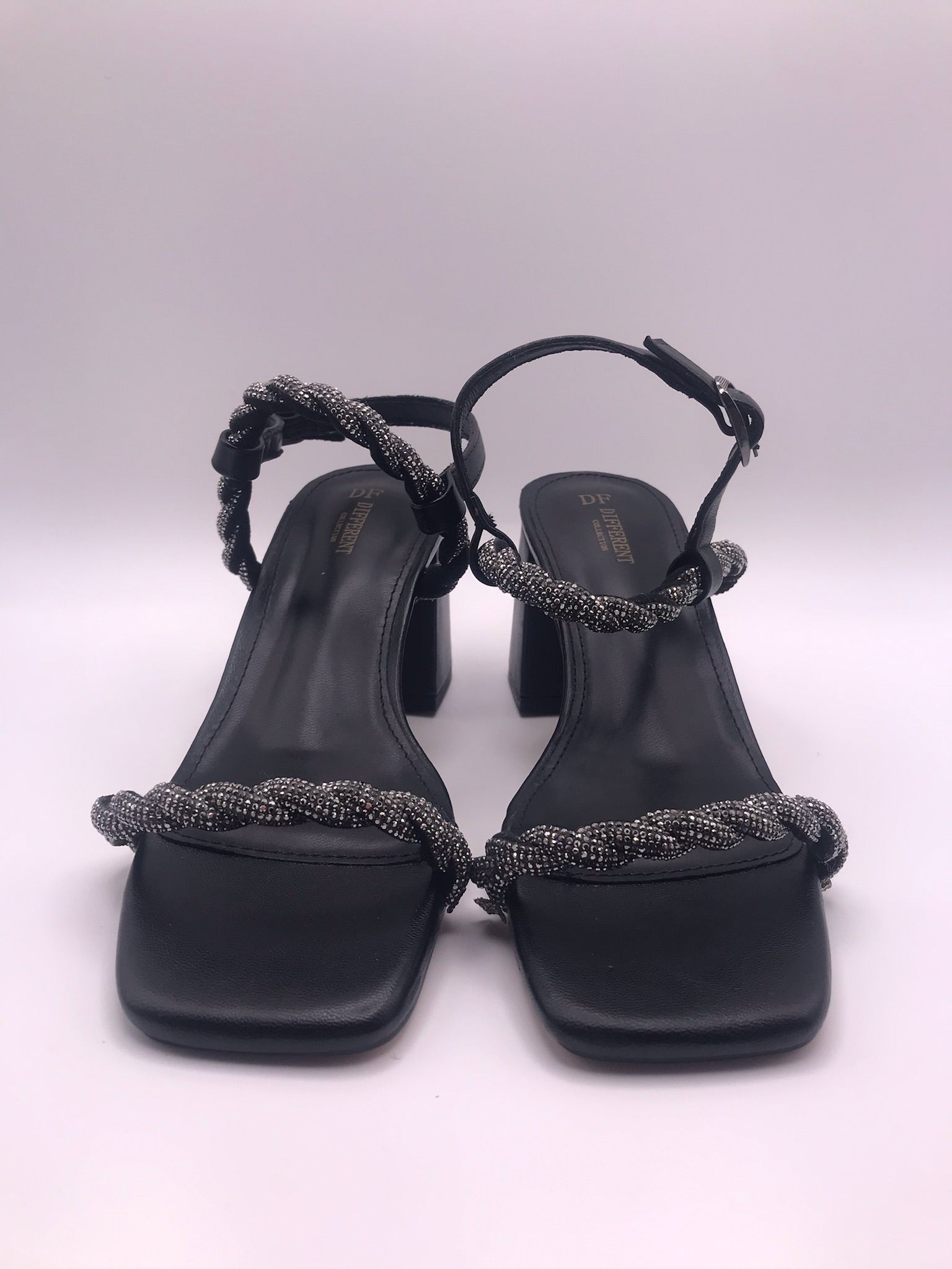 Sandálias de Salto de Bloco Médio Preto DF Different com Tiras Entrançadas de Brilhantes; Sapatos de Senhora Elegantes com Aperto no Tornozelo