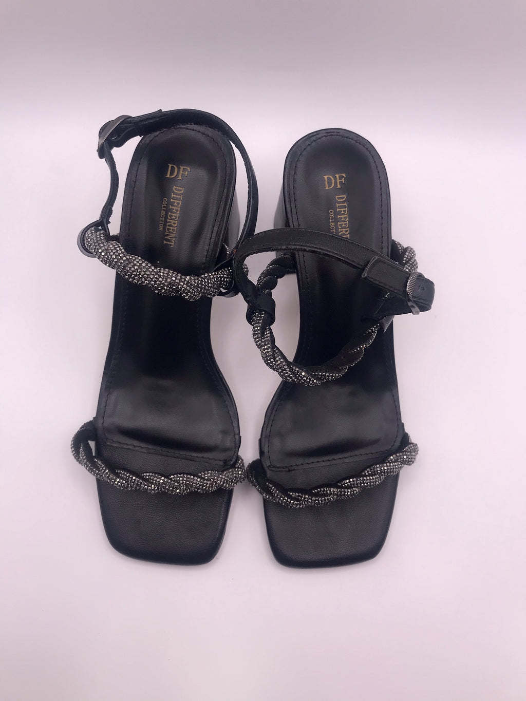Sandálias de Salto de Bloco Médio Preto DF Different com Tiras Entrançadas de Brilhantes; Sapatos de Senhora Elegantes com Aperto no Tornozelo