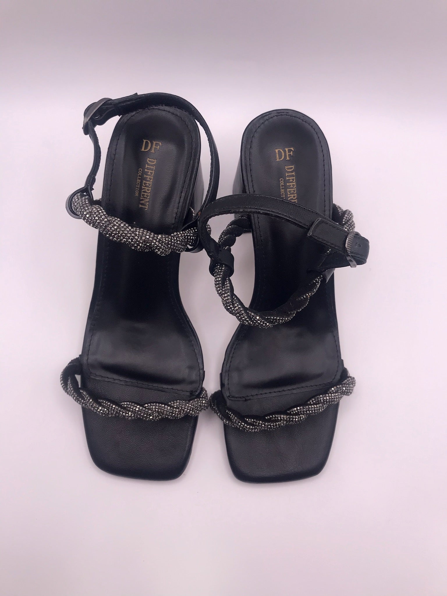 Sandálias de Salto de Bloco Médio Preto DF Different com Tiras Entrançadas de Brilhantes; Sapatos de Senhora Elegantes com Aperto no Tornozelo