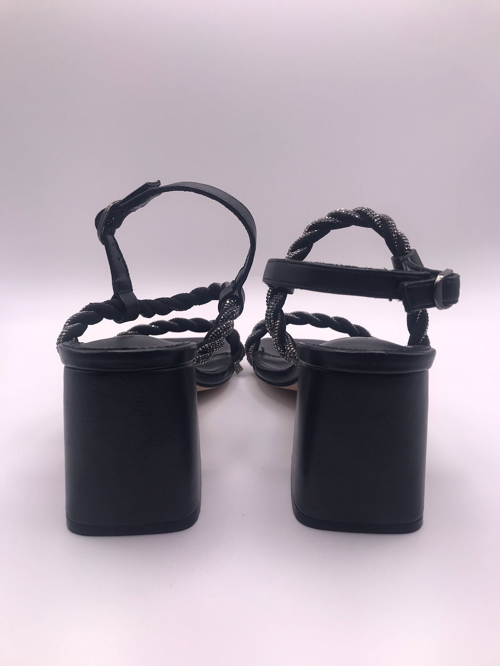 Sandálias de Salto de Bloco Médio Preto DF Different com Tiras Entrançadas de Brilhantes; Sapatos de Senhora Elegantes com Aperto no Tornozelo