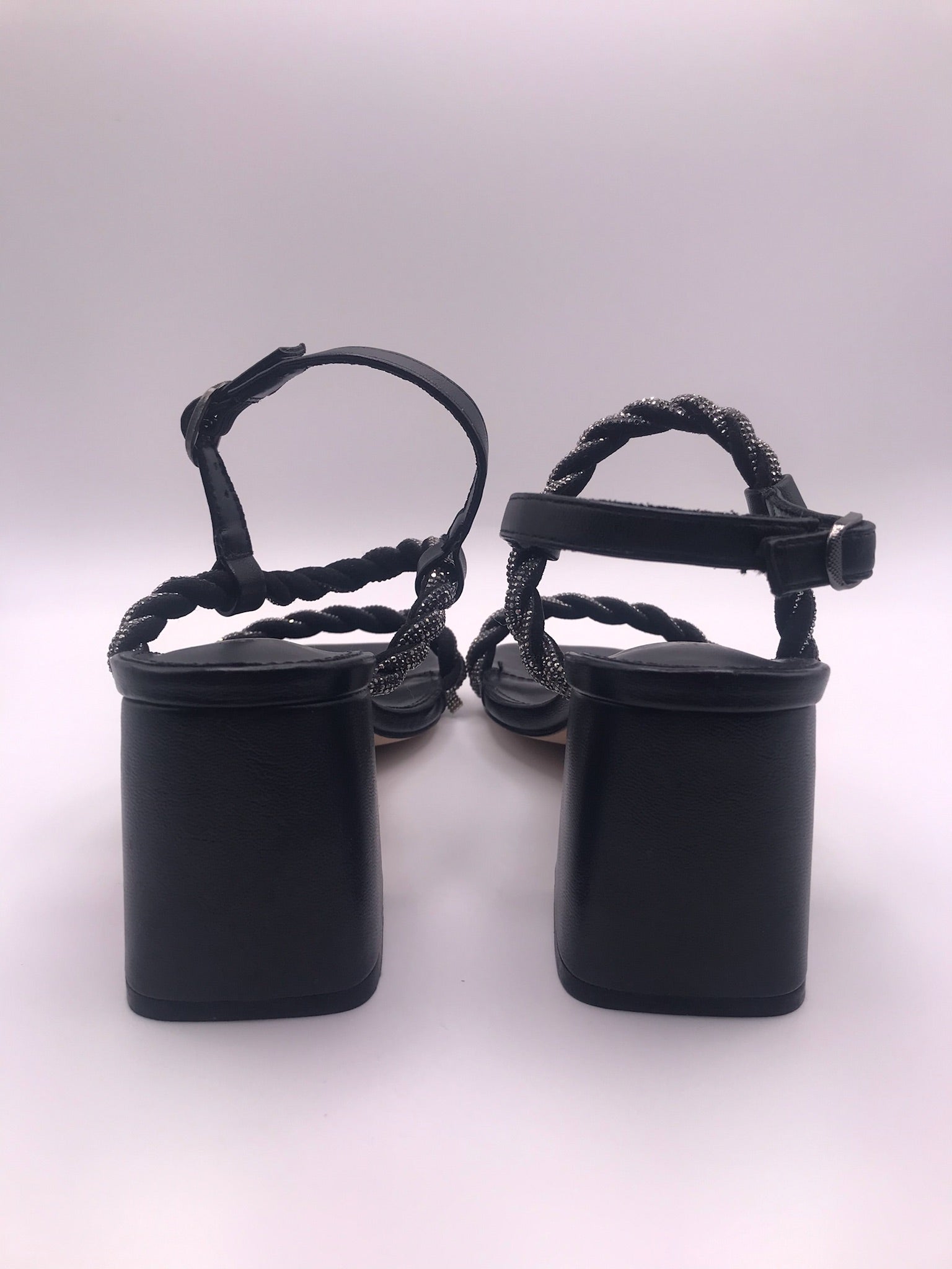 Sandálias de Salto de Bloco Médio Preto DF Different com Tiras Entrançadas de Brilhantes; Sapatos de Senhora Elegantes com Aperto no Tornozelo