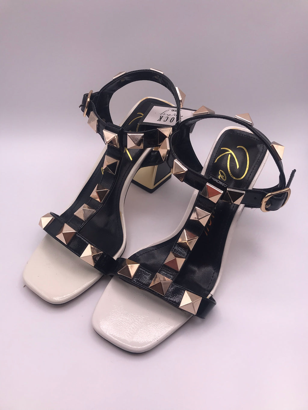 Sandálias de Salto Alto  Rockaway Quadrado Bicolor com Tiras em T e Tachas Douradas; Verniz Preto e Branco