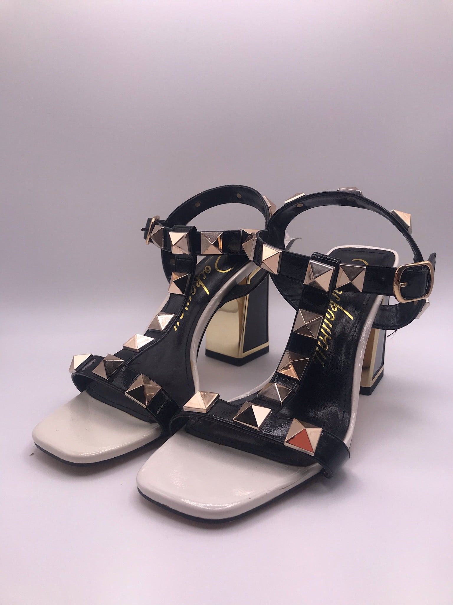 Sandálias de Salto Alto  Rockaway Quadrado Bicolor com Tiras em T e Tachas Douradas; Verniz Preto e Branco