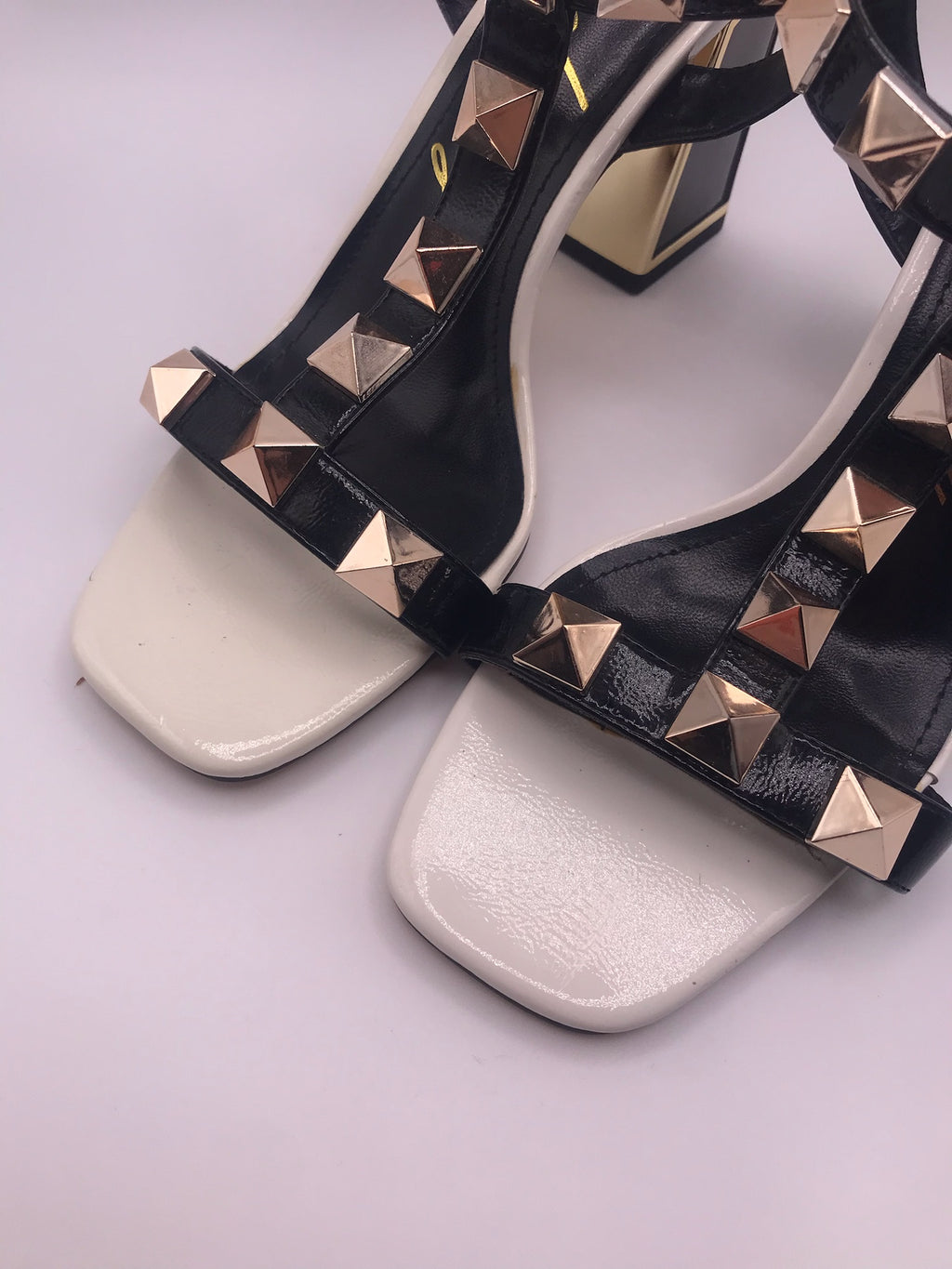 Sandálias de Salto Alto  Rockaway Quadrado Bicolor com Tiras em T e Tachas Douradas; Verniz Preto e Branco
