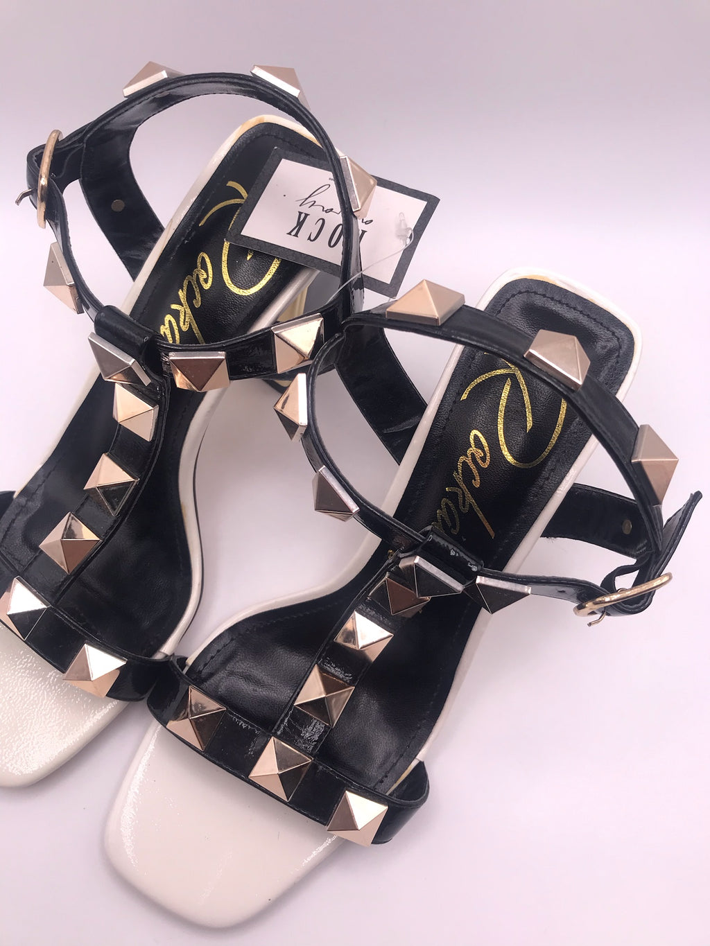 Sandálias de Salto Alto  Rockaway Quadrado Bicolor com Tiras em T e Tachas Douradas; Verniz Preto e Branco