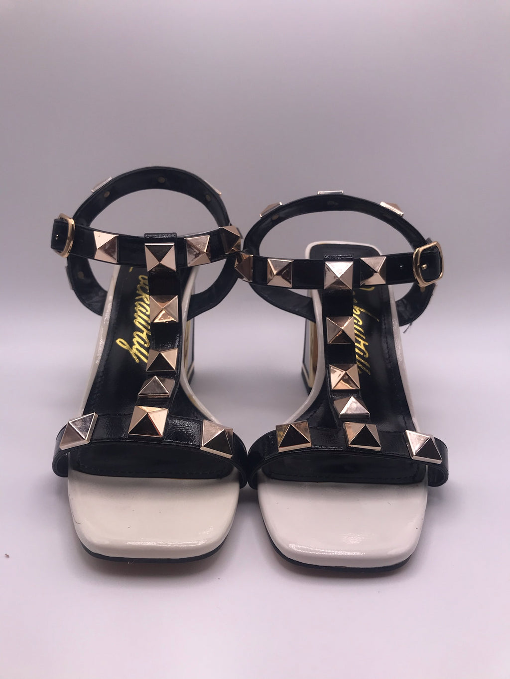 Sandálias de Salto Alto  Rockaway Quadrado Bicolor com Tiras em T e Tachas Douradas; Verniz Preto e Branco