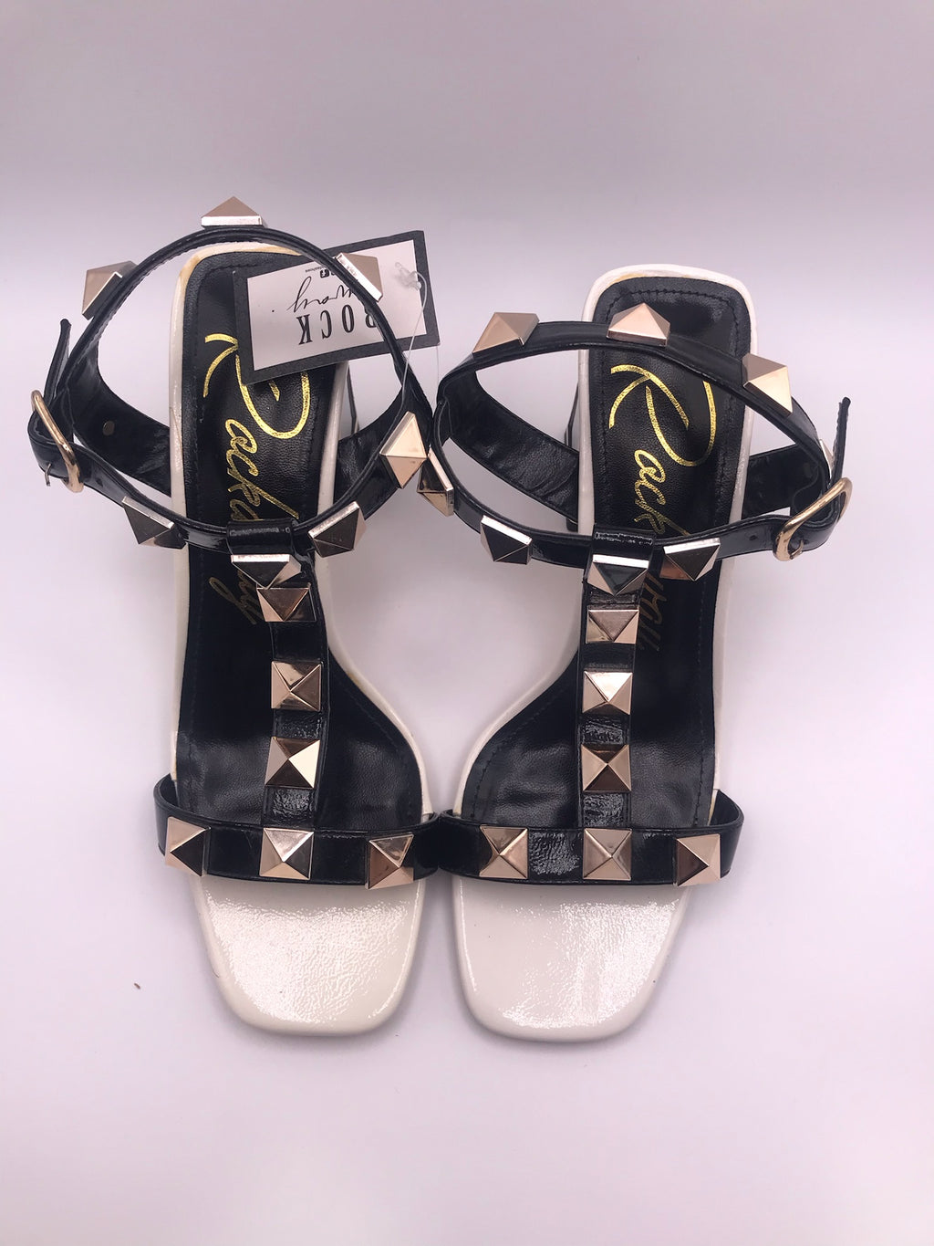 Sandálias de Salto Alto  Rockaway Quadrado Bicolor com Tiras em T e Tachas Douradas; Verniz Preto e Branco