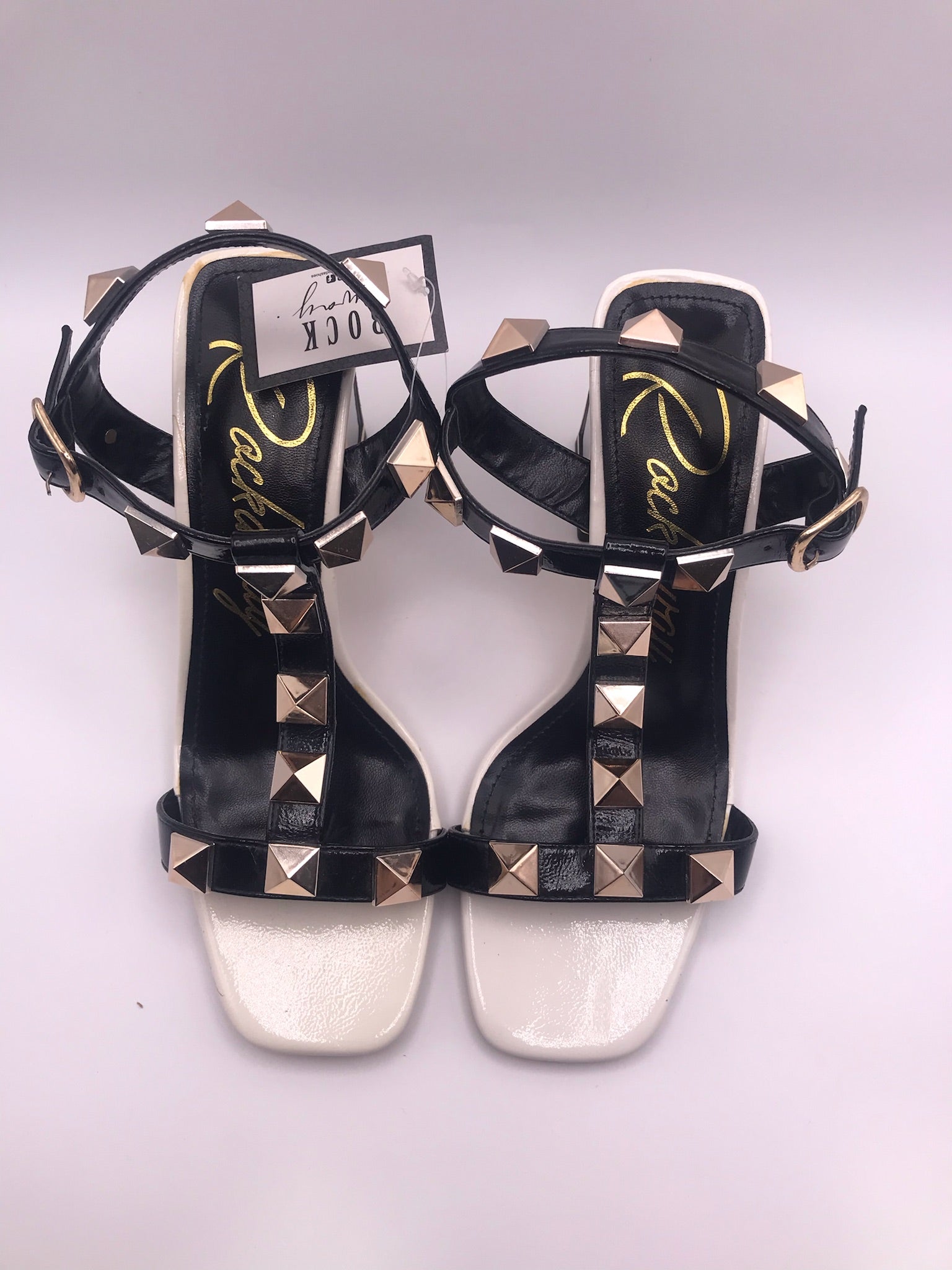 Sandálias de Salto Alto  Rockaway Quadrado Bicolor com Tiras em T e Tachas Douradas; Verniz Preto e Branco