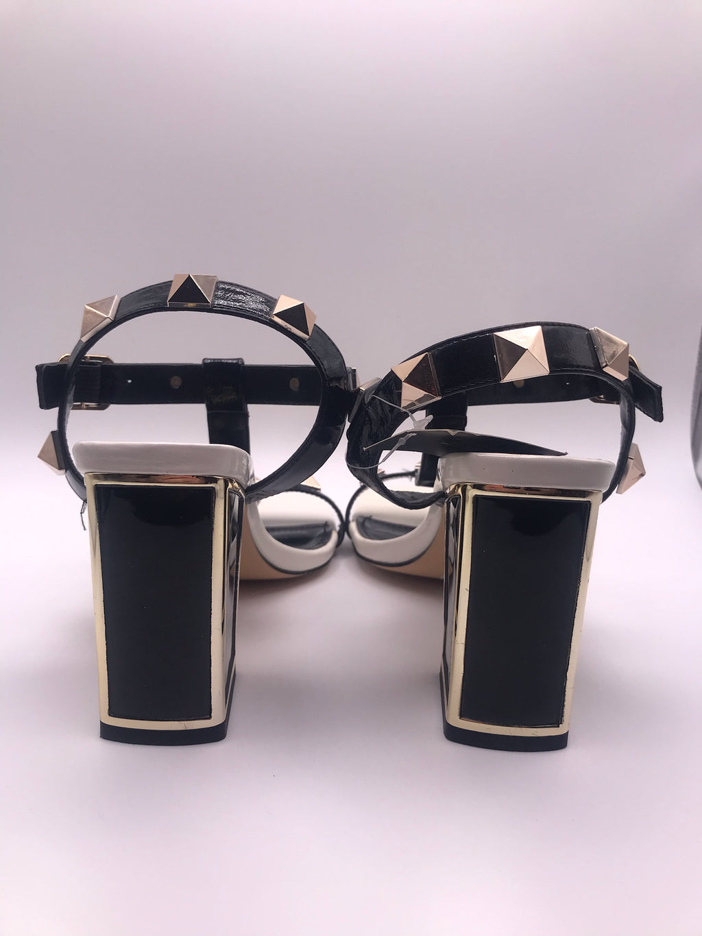 Sandálias de Salto Alto  Rockaway Quadrado Bicolor com Tiras em T e Tachas Douradas; Verniz Preto e Branco