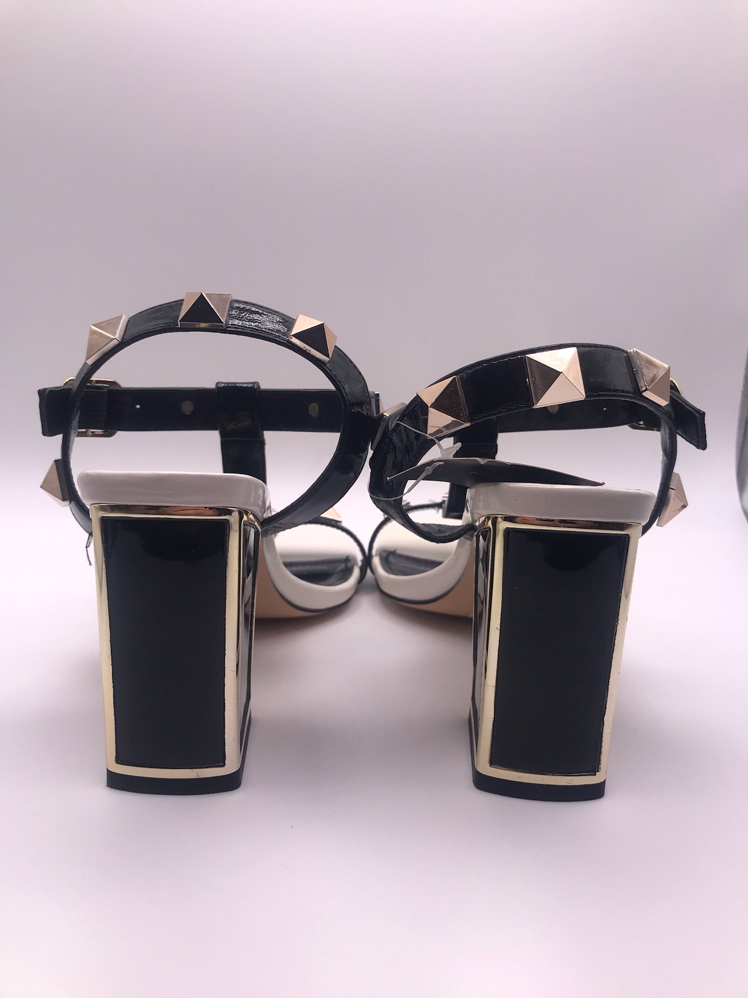 Sandálias de Salto Alto  Rockaway Quadrado Bicolor com Tiras em T e Tachas Douradas; Verniz Preto e Branco