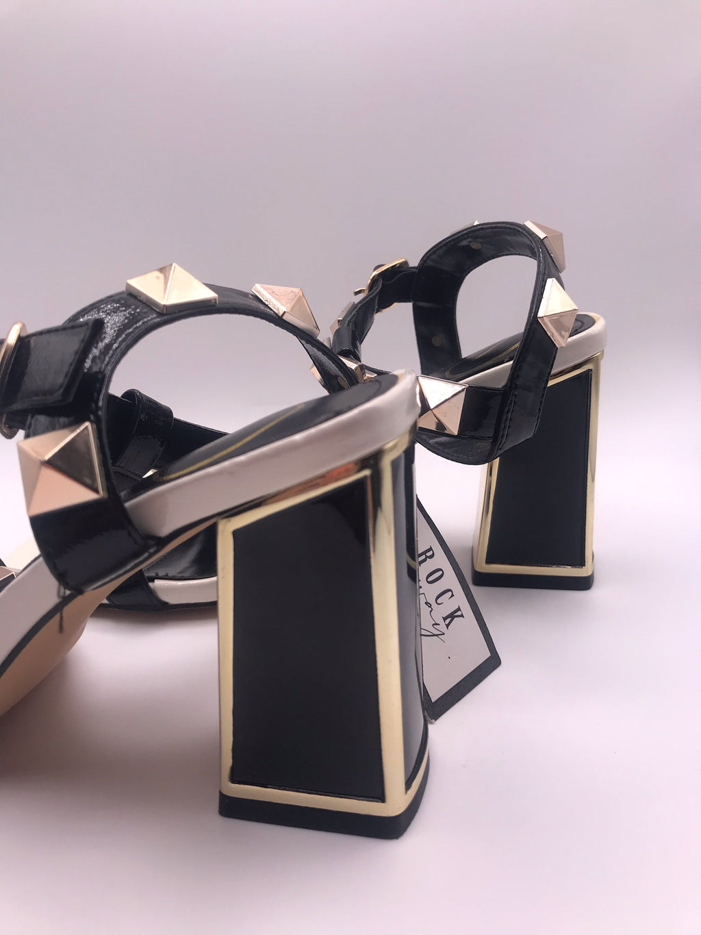 Sandálias de Salto Alto  Rockaway Quadrado Bicolor com Tiras em T e Tachas Douradas; Verniz Preto e Branco