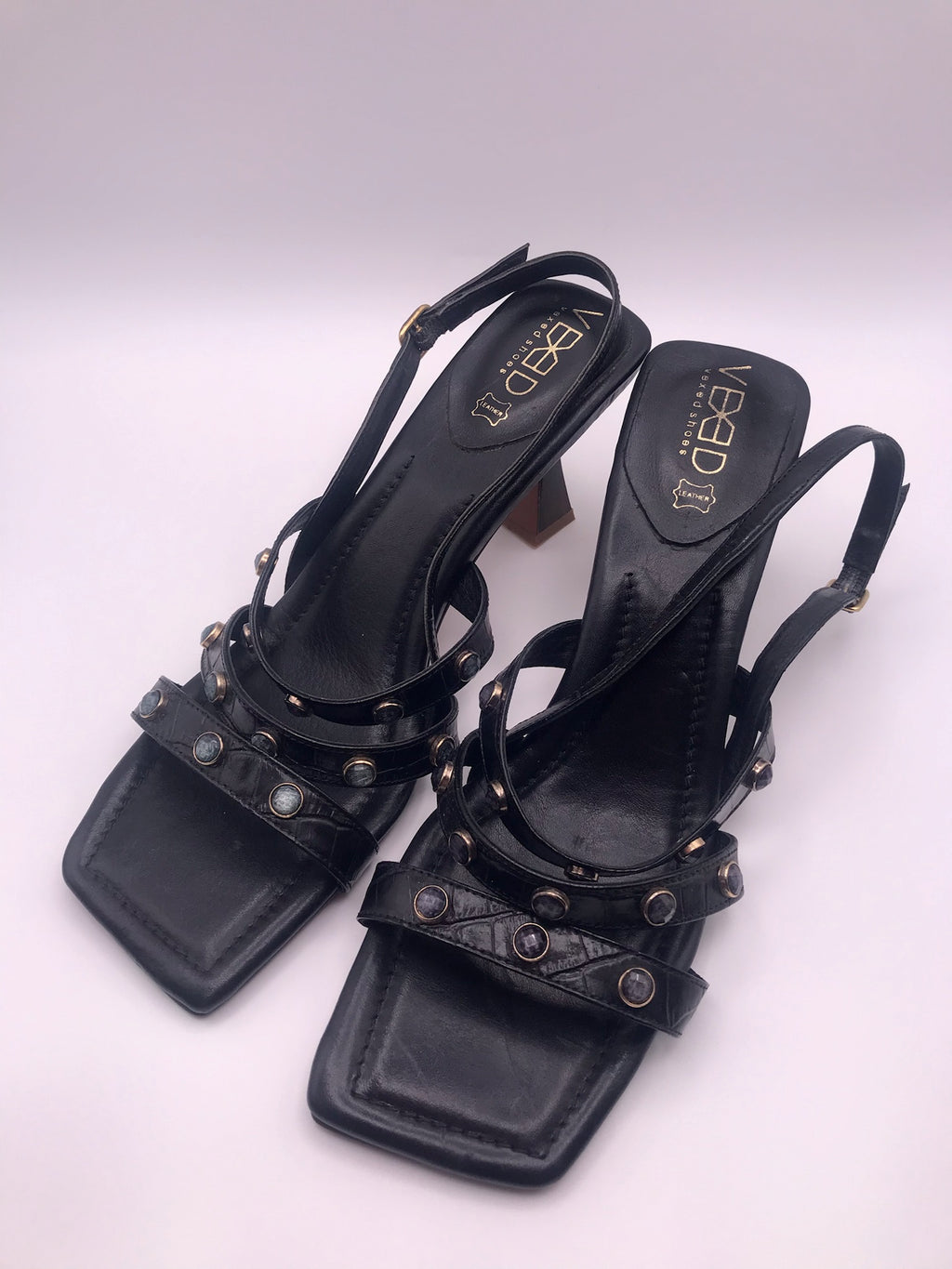 Sandálias de Salto Médio Vexed Shoes Escultural em Pele Preta com Efeito Crocodilo; Tiras com Pedras e Tachas; Design Moderno