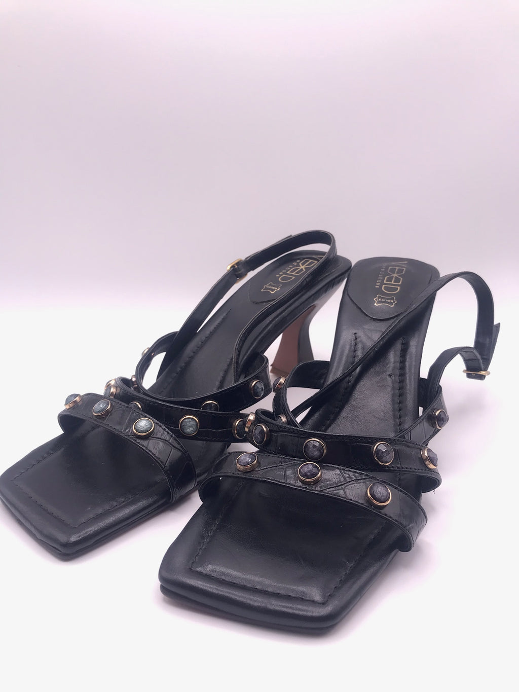 Sandálias de Salto Médio Vexed Shoes Escultural em Pele Preta com Efeito Crocodilo; Tiras com Pedras e Tachas; Design Moderno