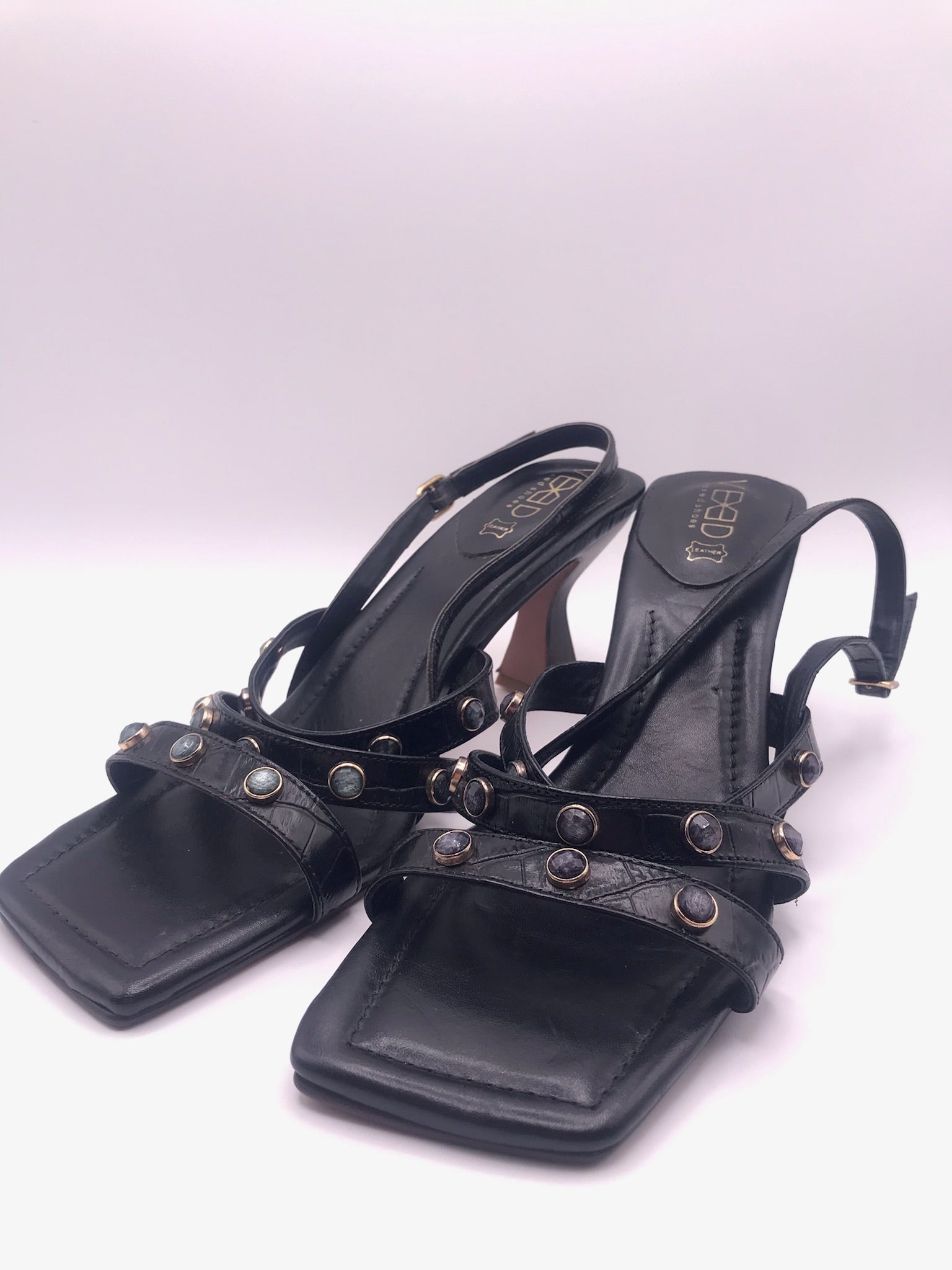 Sandálias de Salto Médio Vexed Shoes Escultural em Pele Preta com Efeito Crocodilo; Tiras com Pedras e Tachas; Design Moderno