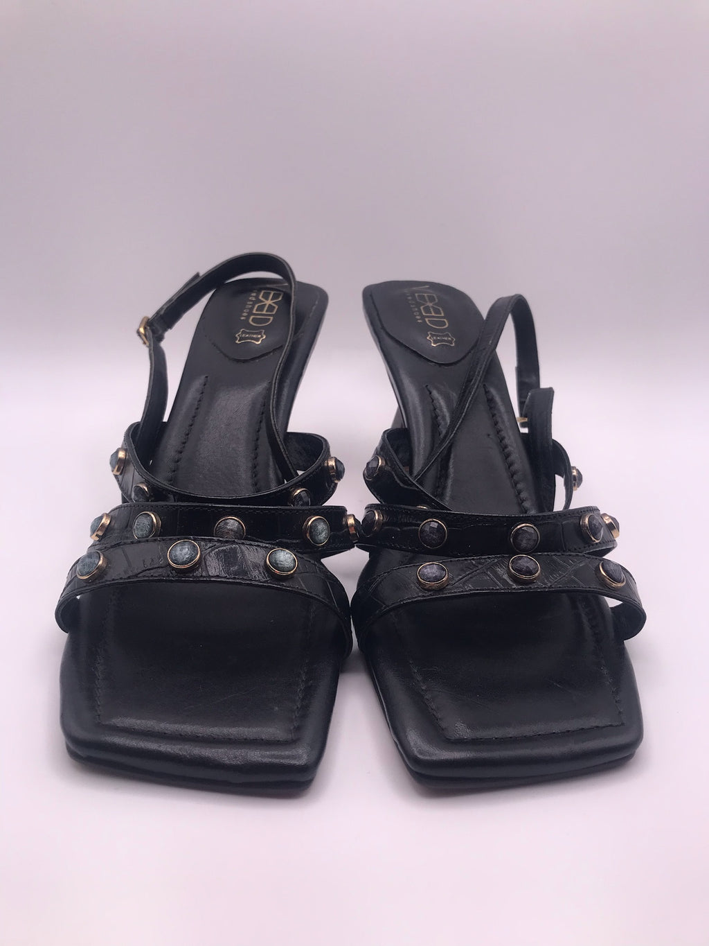 Sandálias de Salto Médio Vexed Shoes Escultural em Pele Preta com Efeito Crocodilo; Tiras com Pedras e Tachas; Design Moderno