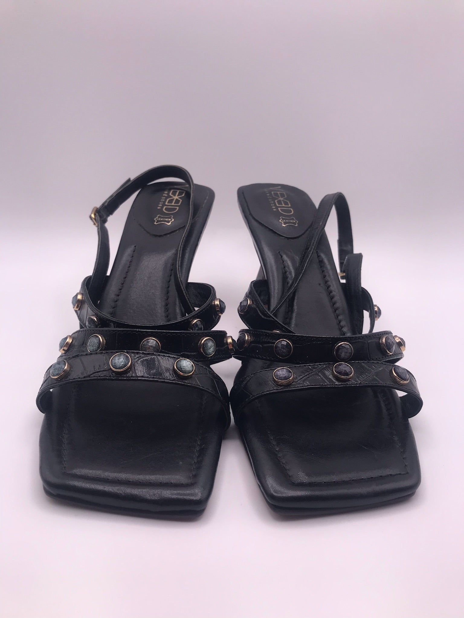 Sandálias de Salto Médio Vexed Shoes Escultural em Pele Preta com Efeito Crocodilo; Tiras com Pedras e Tachas; Design Moderno