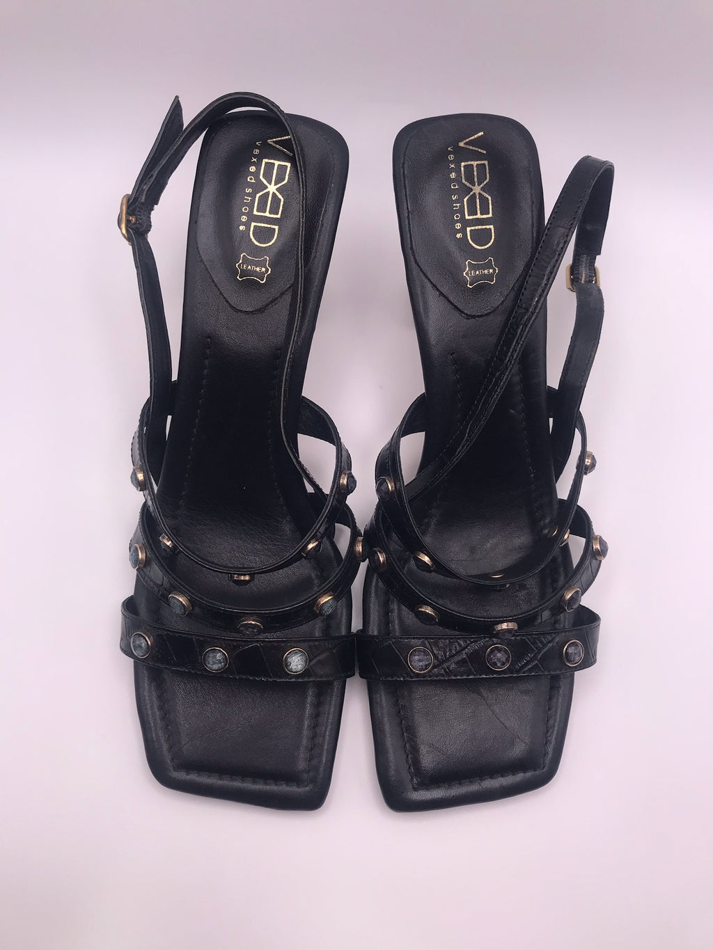Sandálias de Salto Médio Vexed Shoes Escultural em Pele Preta com Efeito Crocodilo; Tiras com Pedras e Tachas; Design Moderno