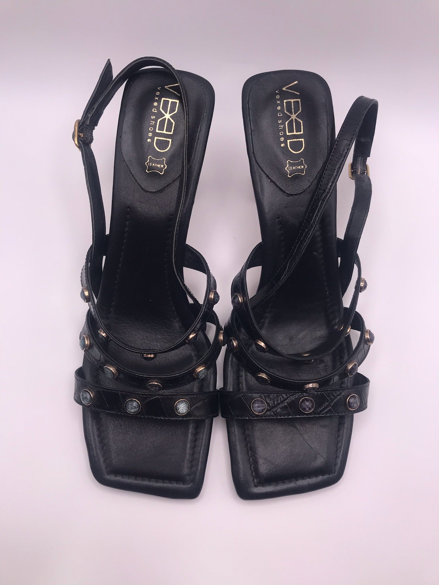 Sandálias de Salto Médio Vexed Shoes Escultural em Pele Preta com Efeito Crocodilo; Tiras com Pedras e Tachas; Design Moderno