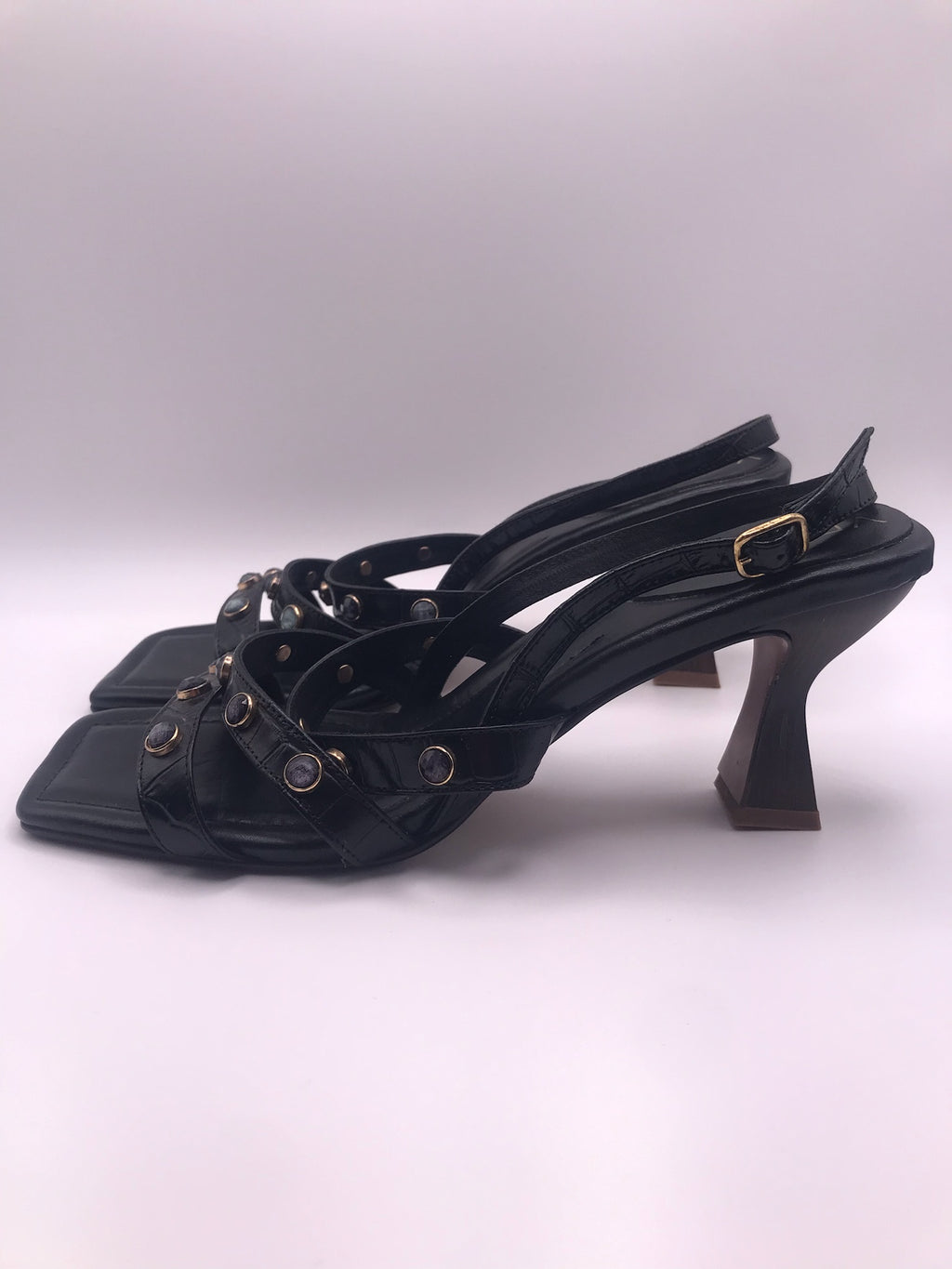 Sandálias de Salto Médio Vexed Shoes Escultural em Pele Preta com Efeito Crocodilo; Tiras com Pedras e Tachas; Design Moderno