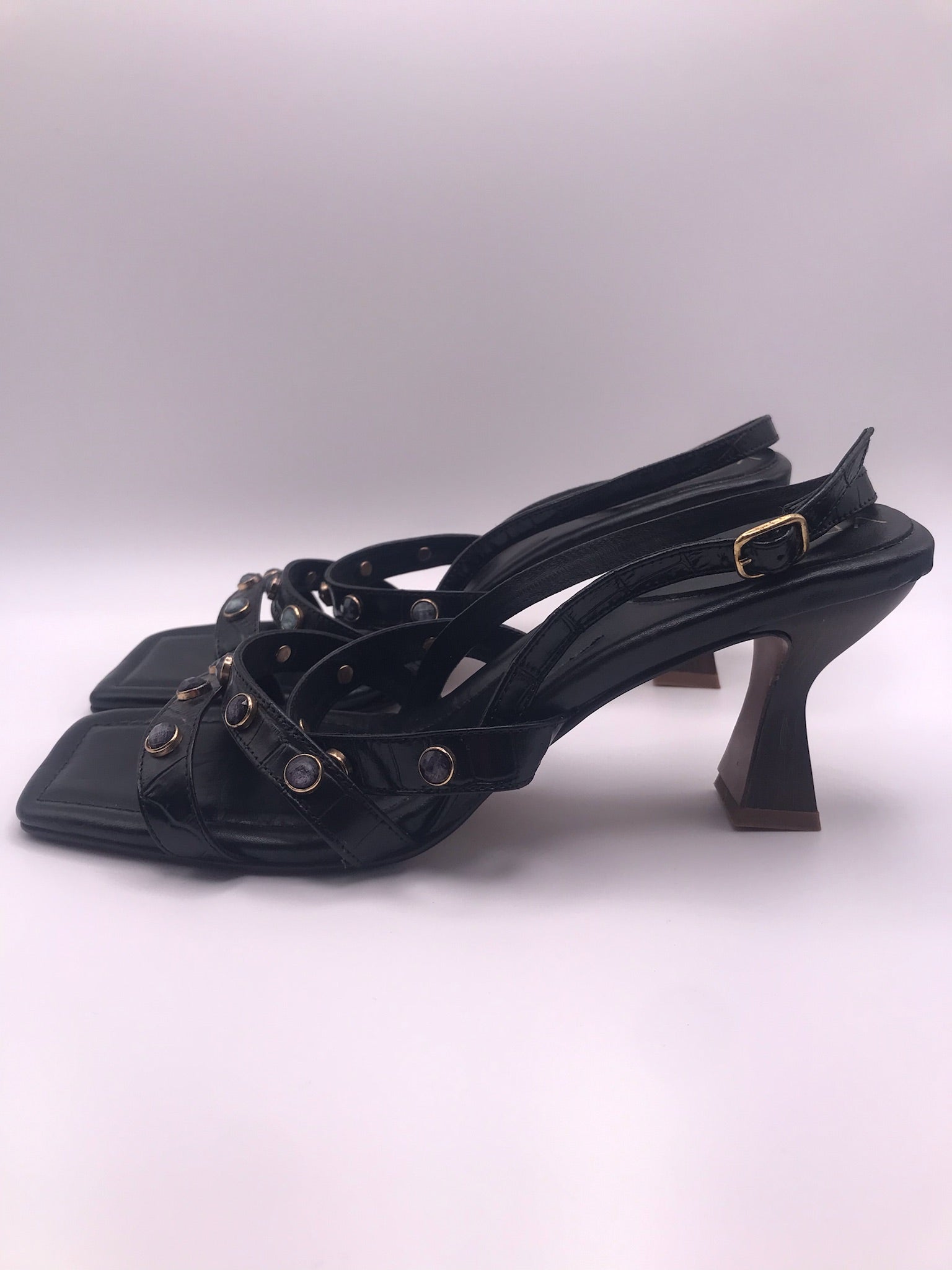 Sandálias de Salto Médio Vexed Shoes Escultural em Pele Preta com Efeito Crocodilo; Tiras com Pedras e Tachas; Design Moderno