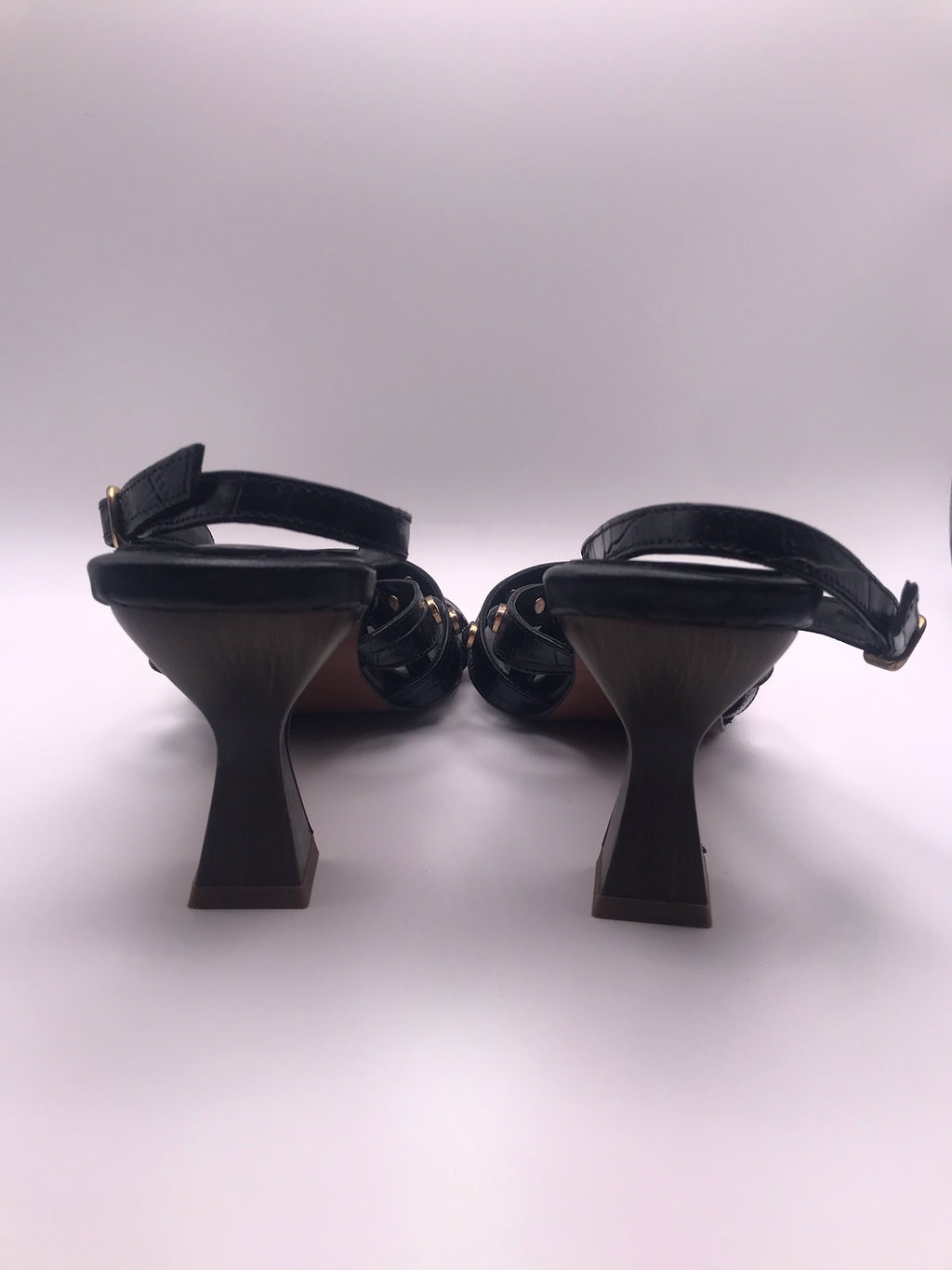 Sandálias de Salto Médio Vexed Shoes Escultural em Pele Preta com Efeito Crocodilo; Tiras com Pedras e Tachas; Design Moderno
