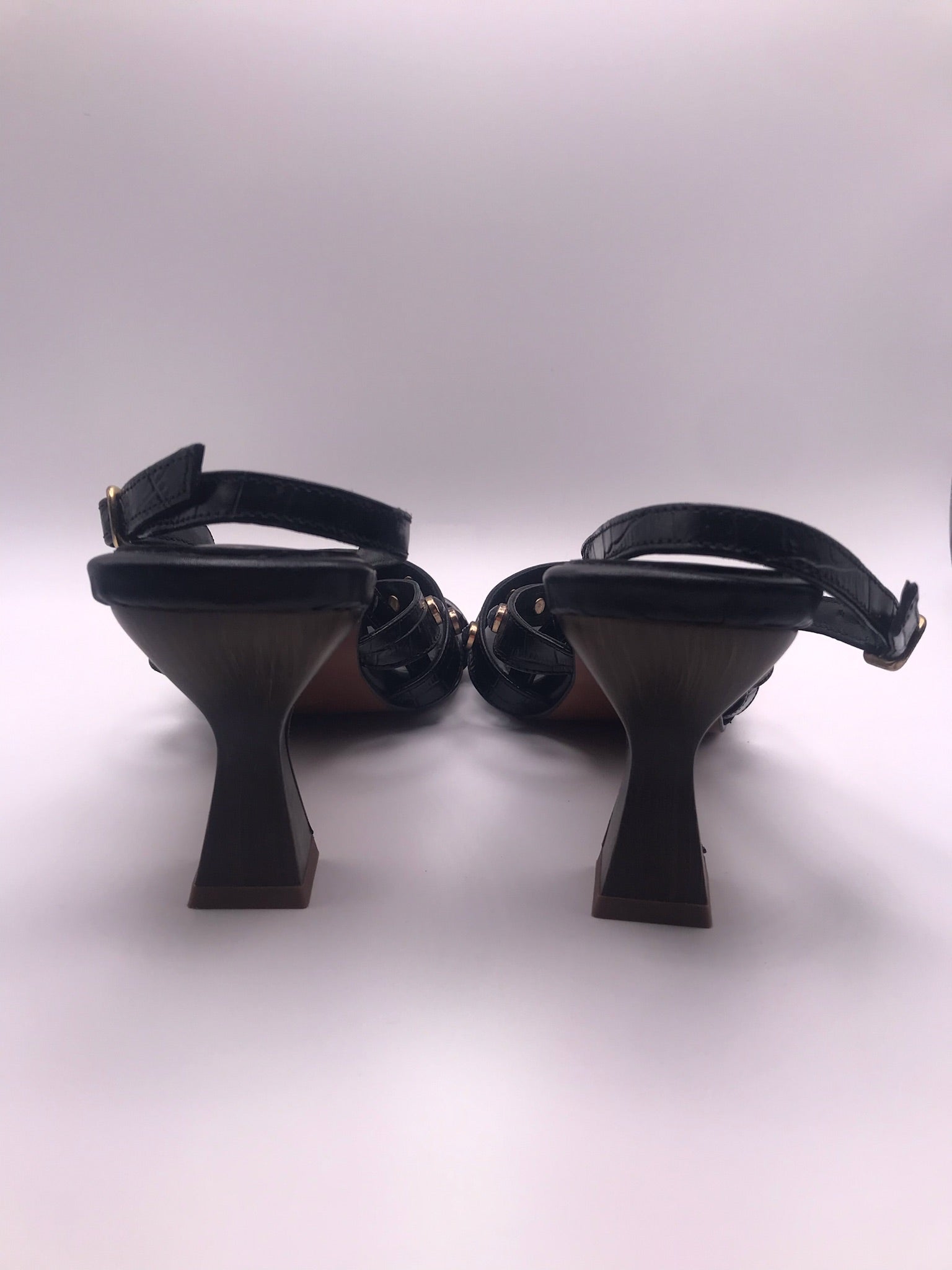 Sandálias de Salto Médio Vexed Shoes Escultural em Pele Preta com Efeito Crocodilo; Tiras com Pedras e Tachas; Design Moderno