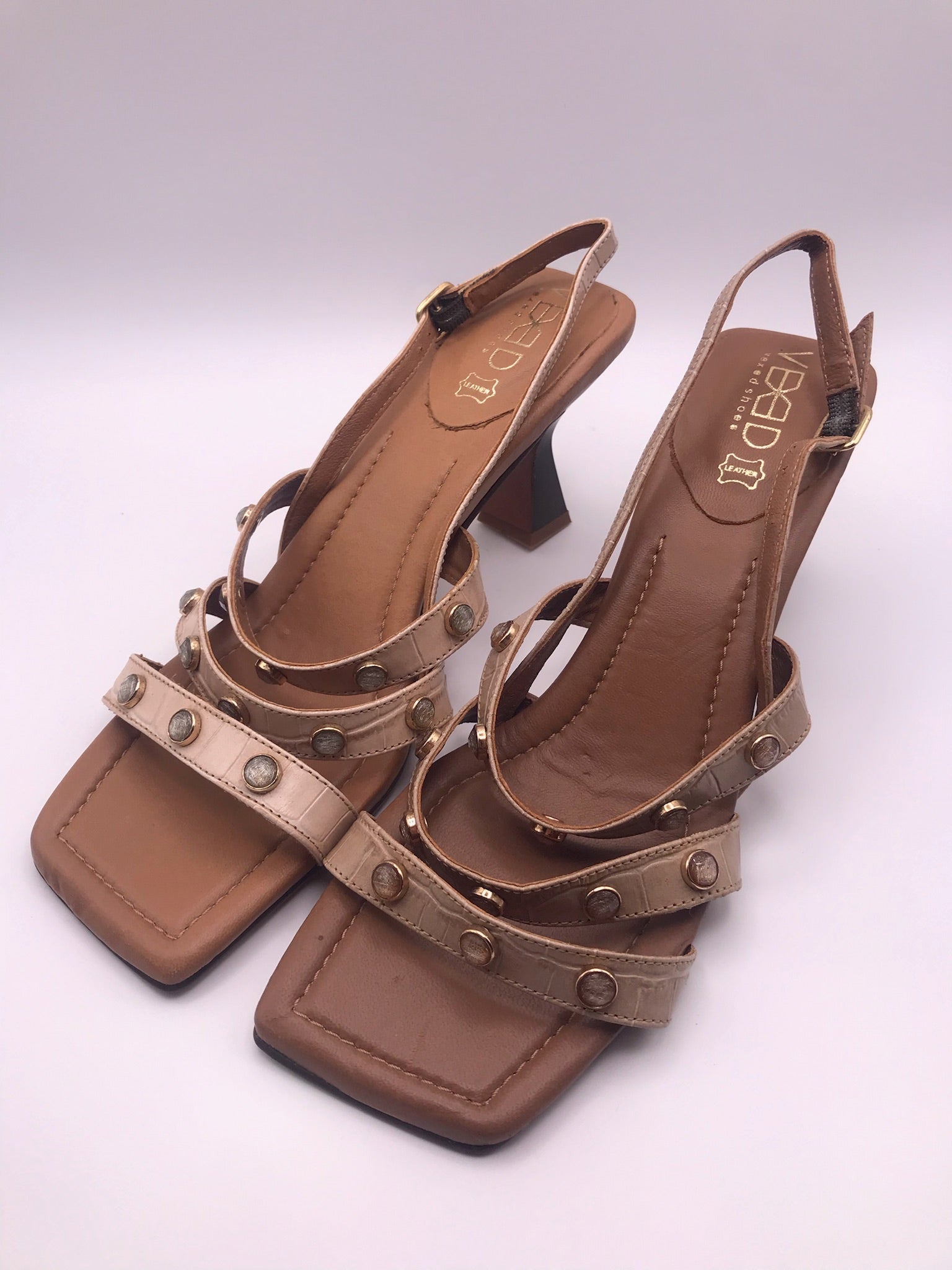 Sandálias de Salto Médio Vexed Shoes Escultural em Pele Bege com Efeito Crocodilo; Tiras com Pedras e Tachas; Design Moderno (Cópia)