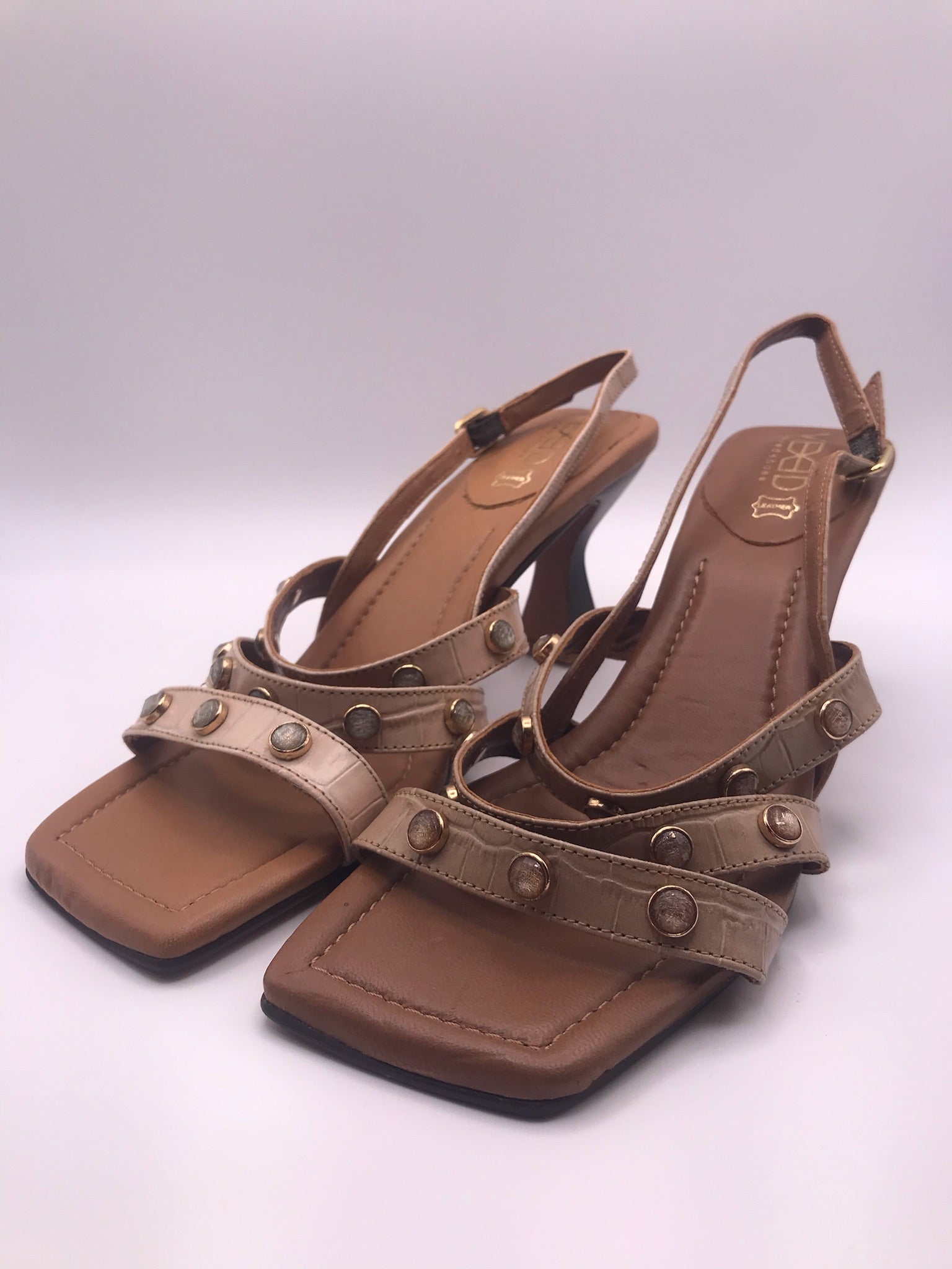 Sandálias de Salto Médio Vexed Shoes Escultural em Pele Bege com Efeito Crocodilo; Tiras com Pedras e Tachas; Design Moderno (Cópia)