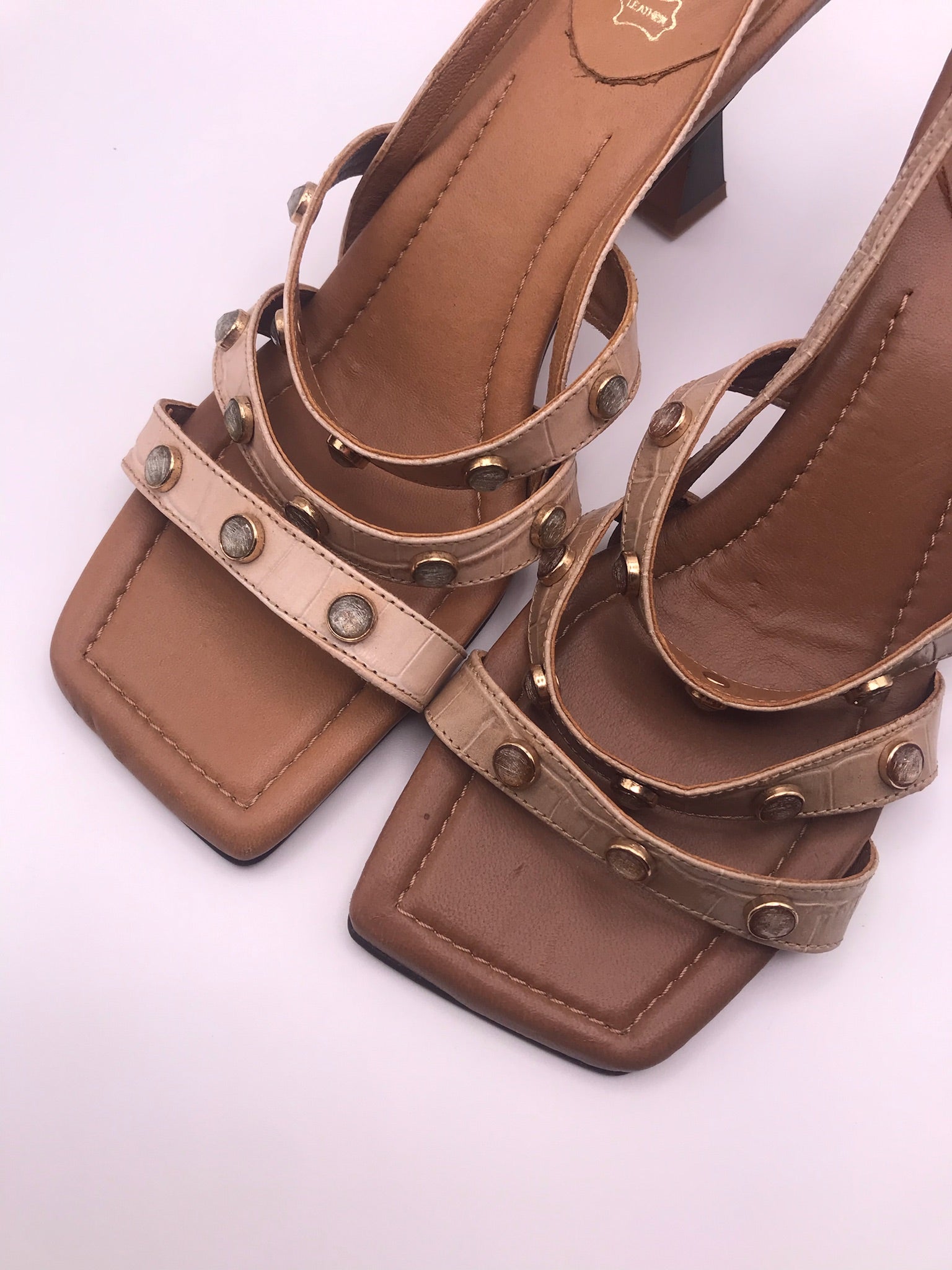 Sandálias de Salto Médio Vexed Shoes Escultural em Pele Bege com Efeito Crocodilo; Tiras com Pedras e Tachas; Design Moderno (Cópia)