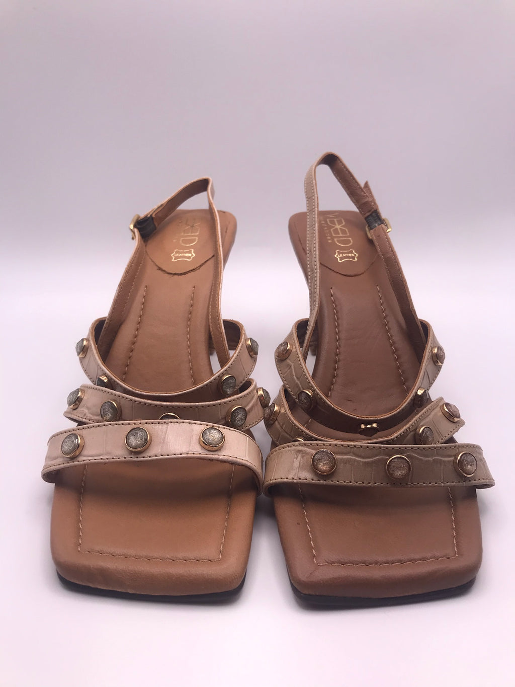 Sandálias de Salto Médio Vexed Shoes Escultural em Pele Bege com Efeito Crocodilo; Tiras com Pedras e Tachas; Design Moderno (Cópia)